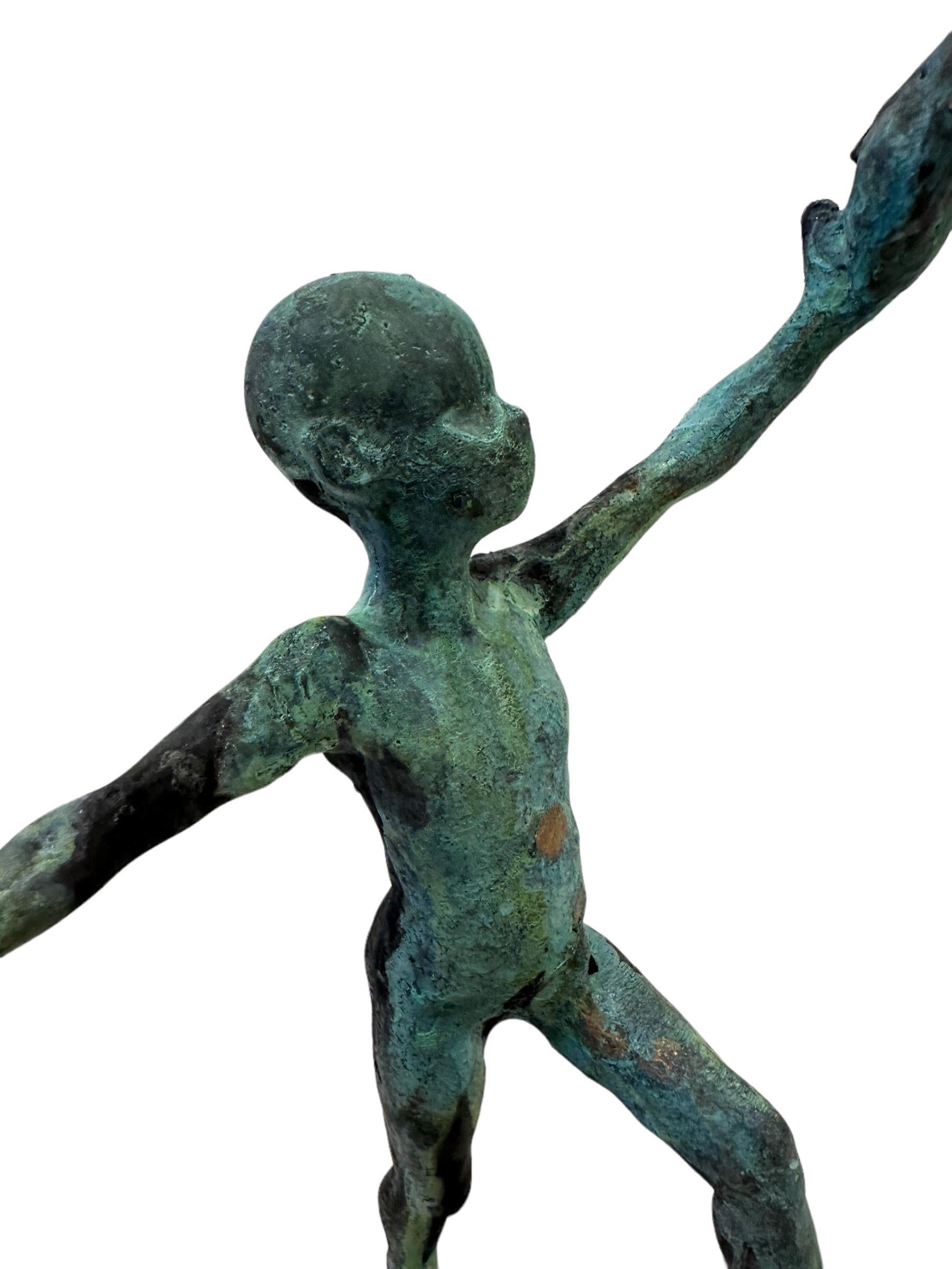 Columna - Escultura de bronce patinado, Torre de figuras en equilibrio sobre base de acero 4