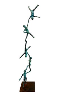 Columna - Escultura de bronce patinado, Torre de figuras en equilibrio sobre base de acero