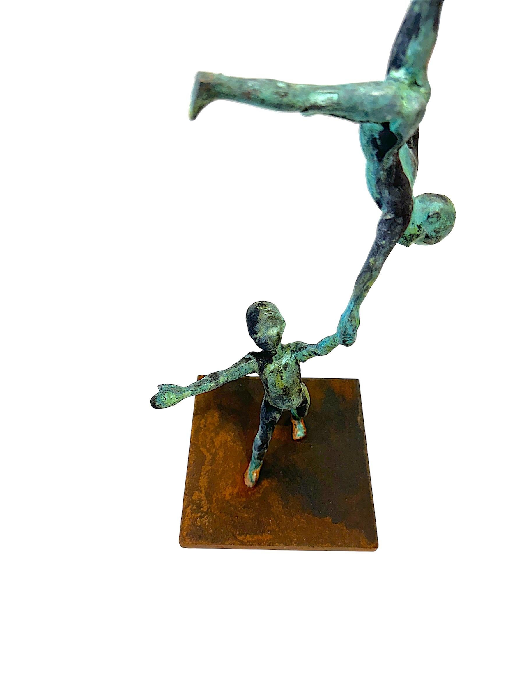 Columna - Pequeña Escultura de Bronce Patinado - Torre de Figuras en Equilibrio - Sculpture de Jesus Curia Perez