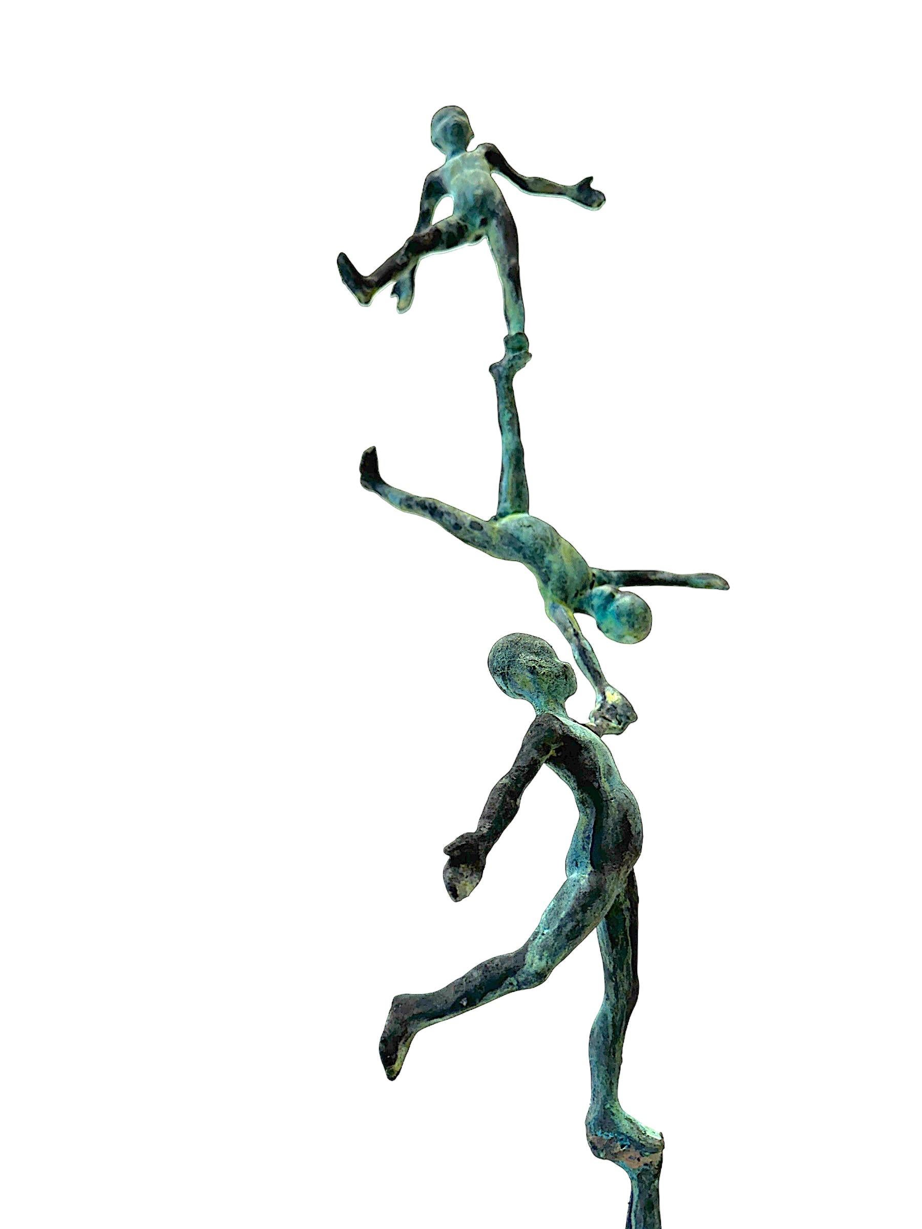 Columna - Pequeña Escultura de Bronce Patinado - Torre de Figuras en Equilibrio - Sculpture Contemporáneo de Jesus Curia Perez