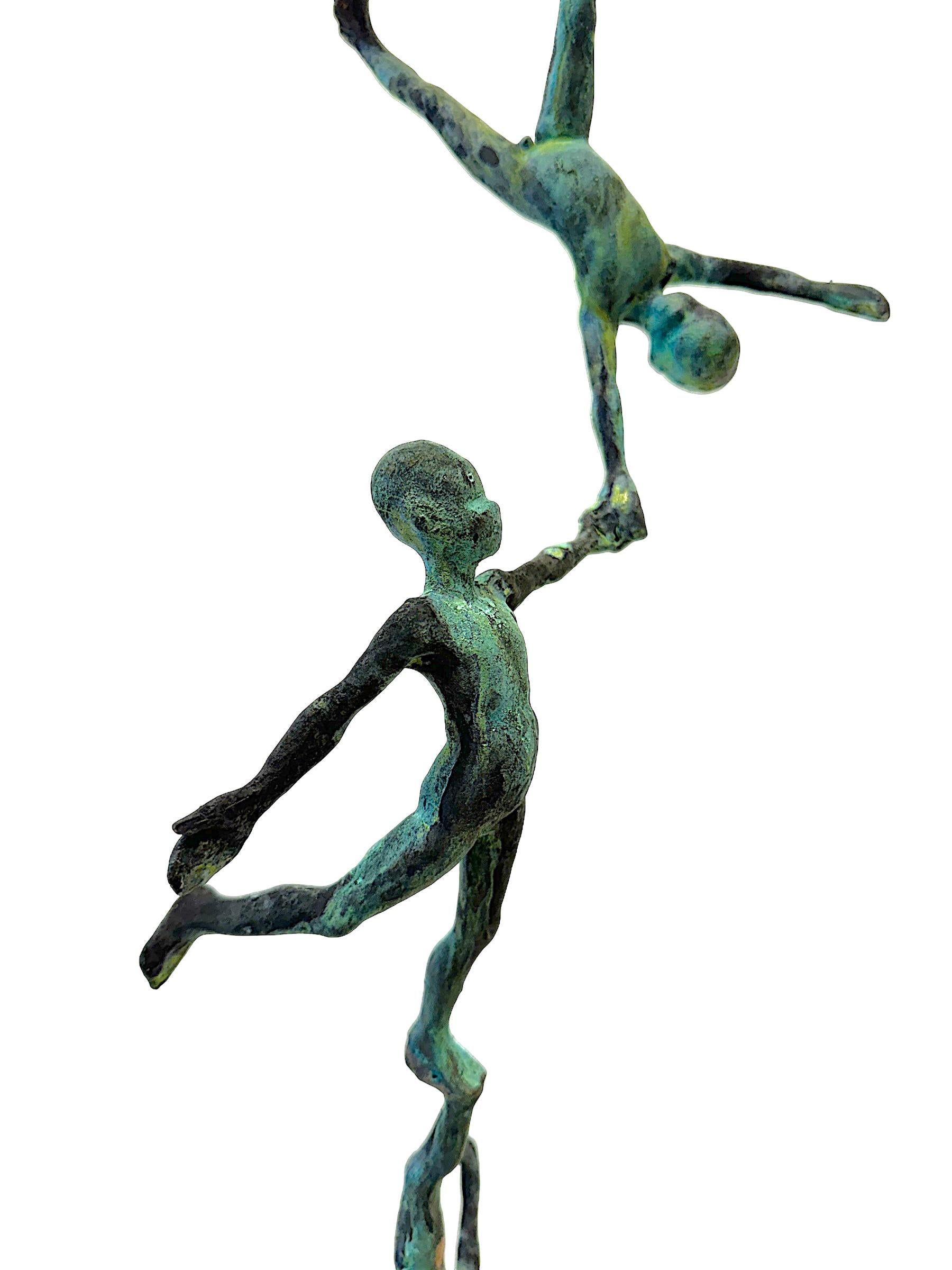 Columna - Pequeña Escultura de Bronce Patinado - Torre de Figuras en Equilibrio 1