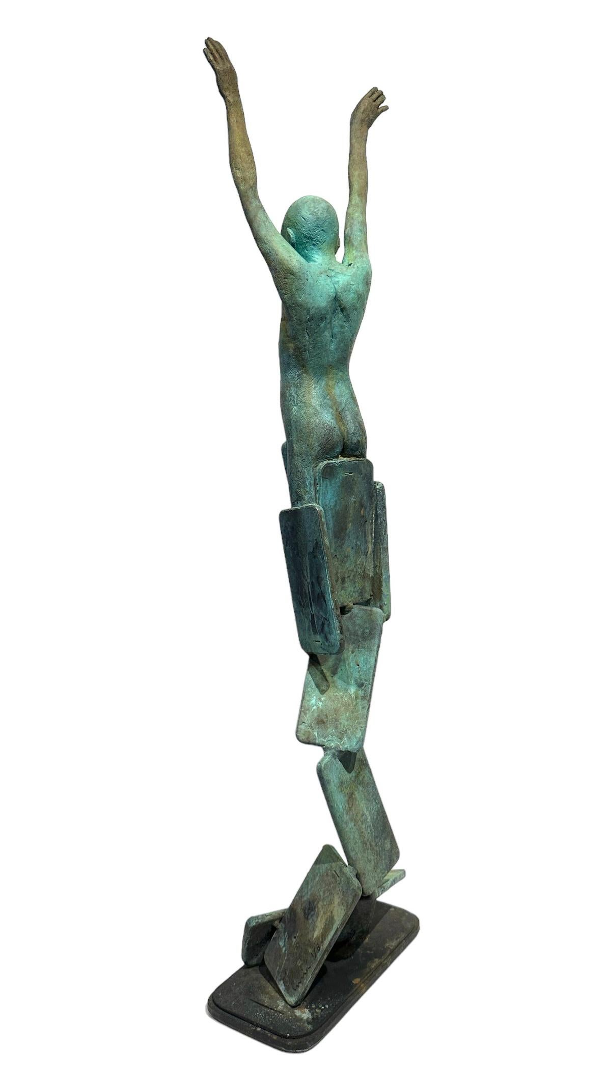 Conectados VI – Bronzefigur aus einer Kollektion gestapelter Kacheln im Angebot 5