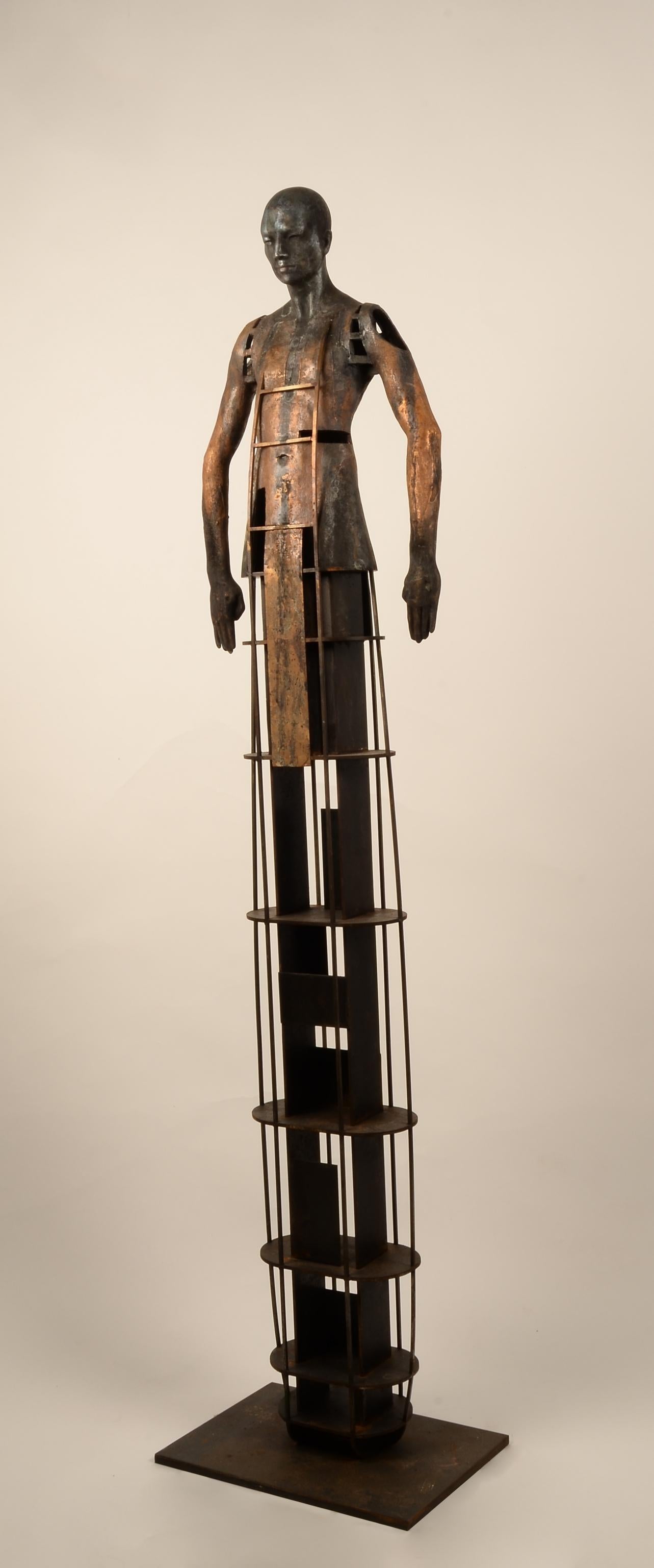 Costruzione II - Scultura in bronzo Surreale che trasfigura la forma umana, patina lussureggiante - Abstract Sculpture Oro di Jesus Curia Perez