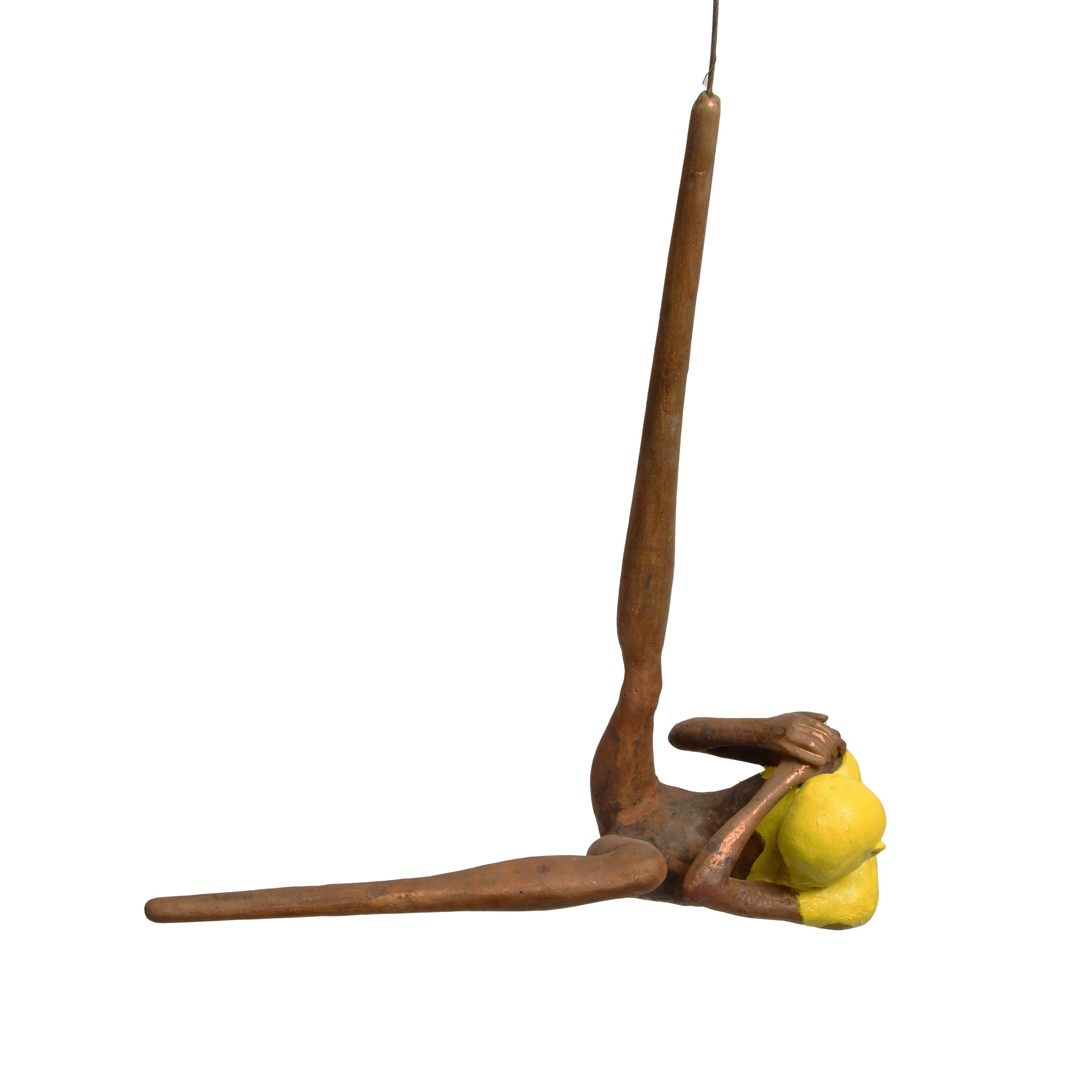 Suspendue dans l'air, cette figure solitaire flotte dans une pose recroquevillée, les mains jointes. Cette sculpture dynamique et innovante remet en question notre perception de l'espace tout en captivant l'imagination. Cette sculpture est suspendue