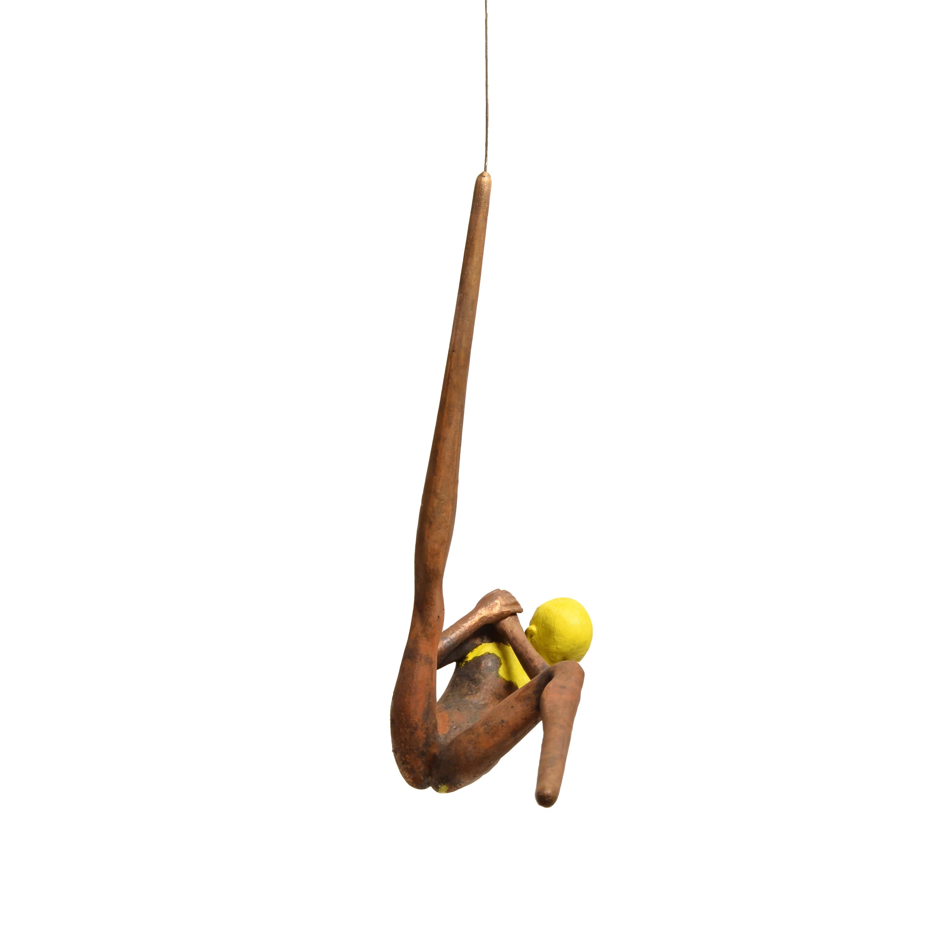 Danse IV - Sculpture suspendue d'une figure dansante en bronze avec tête jaune en vente 1