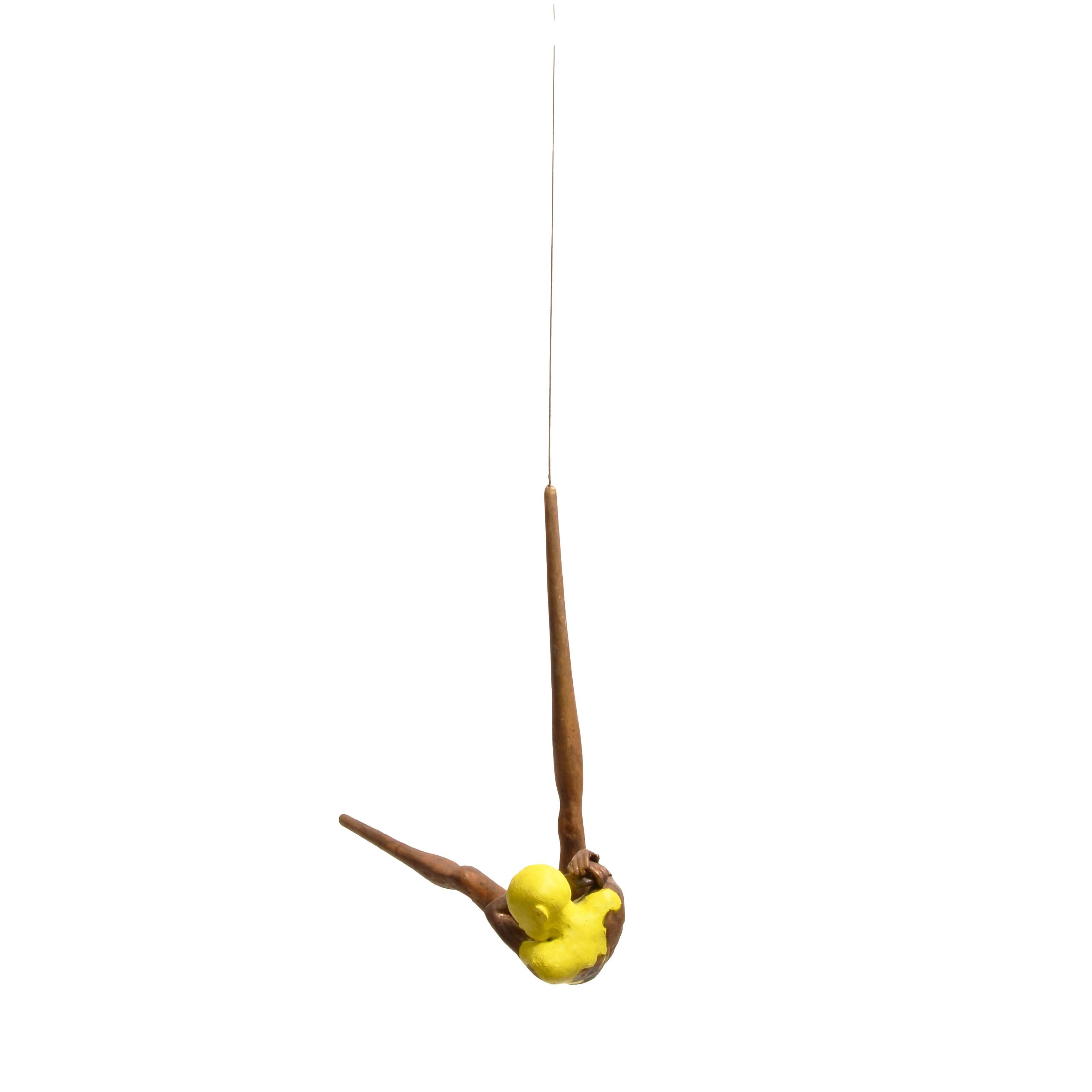 Danse IV - Sculpture suspendue d'une figure dansante en bronze avec tête jaune en vente 2