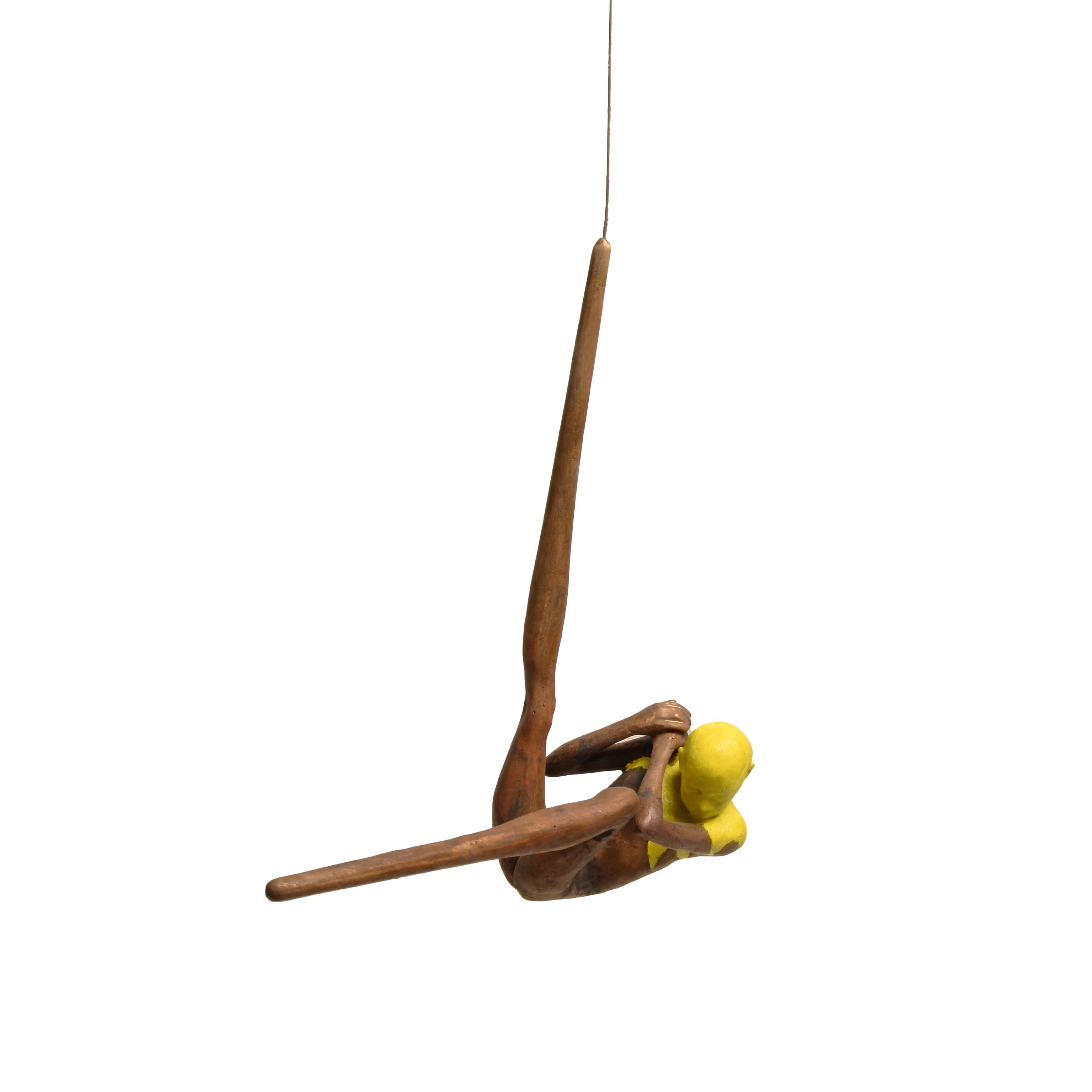 Danse IV - Sculpture suspendue d'une figure dansante en bronze avec tête jaune en vente 3