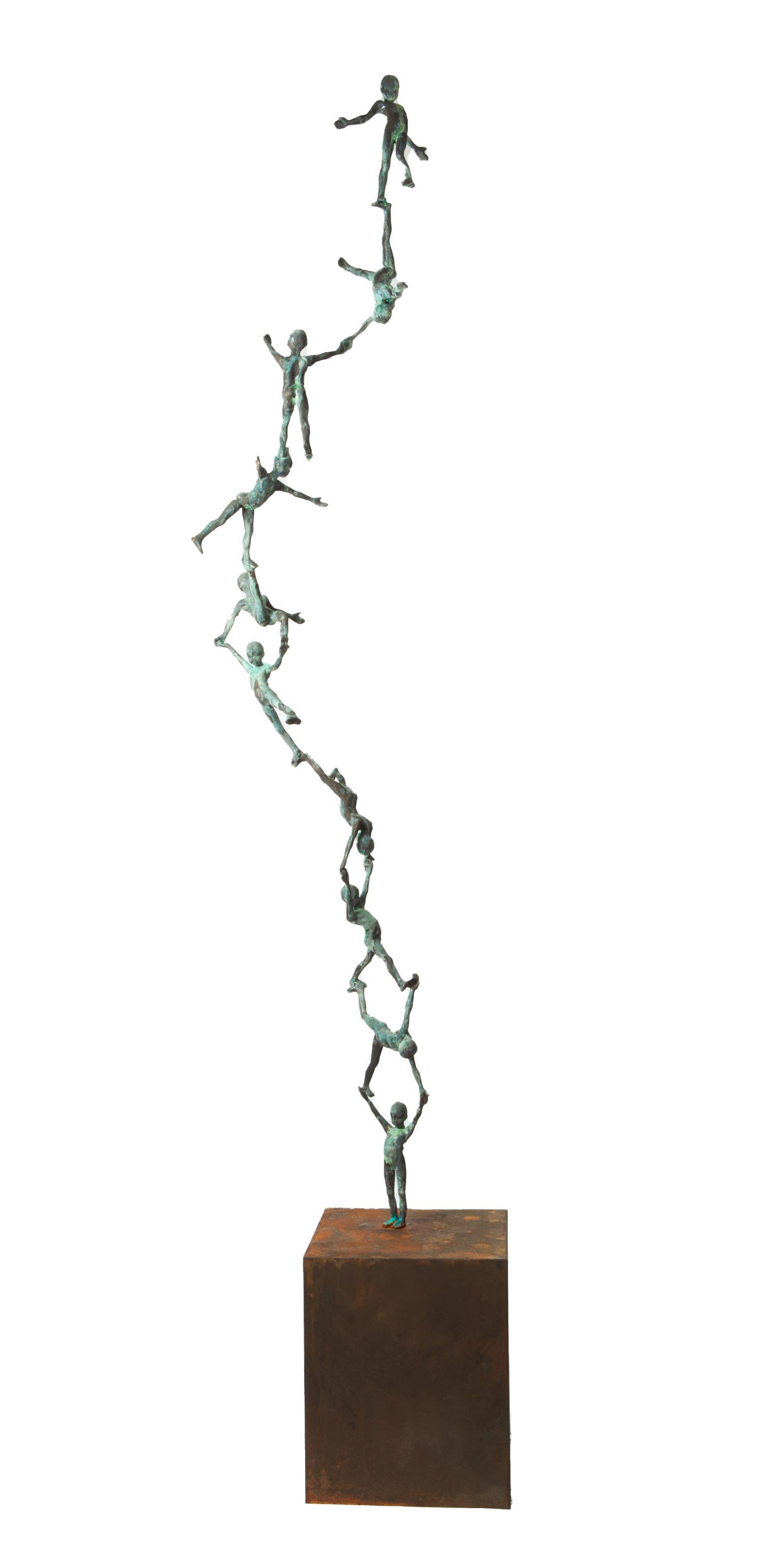 Doppia Columna - Scultura in bronzo con bambini acrobati impilati, patina verde - Sculpture di Jesus Curia Perez