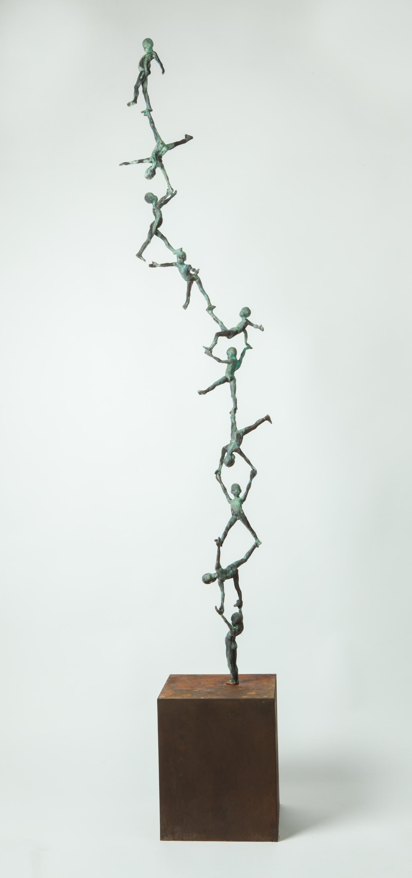 Doppia Columna - Scultura in bronzo con bambini acrobati impilati, patina verde - Sculpture Contemporaneo di Jesus Curia Perez