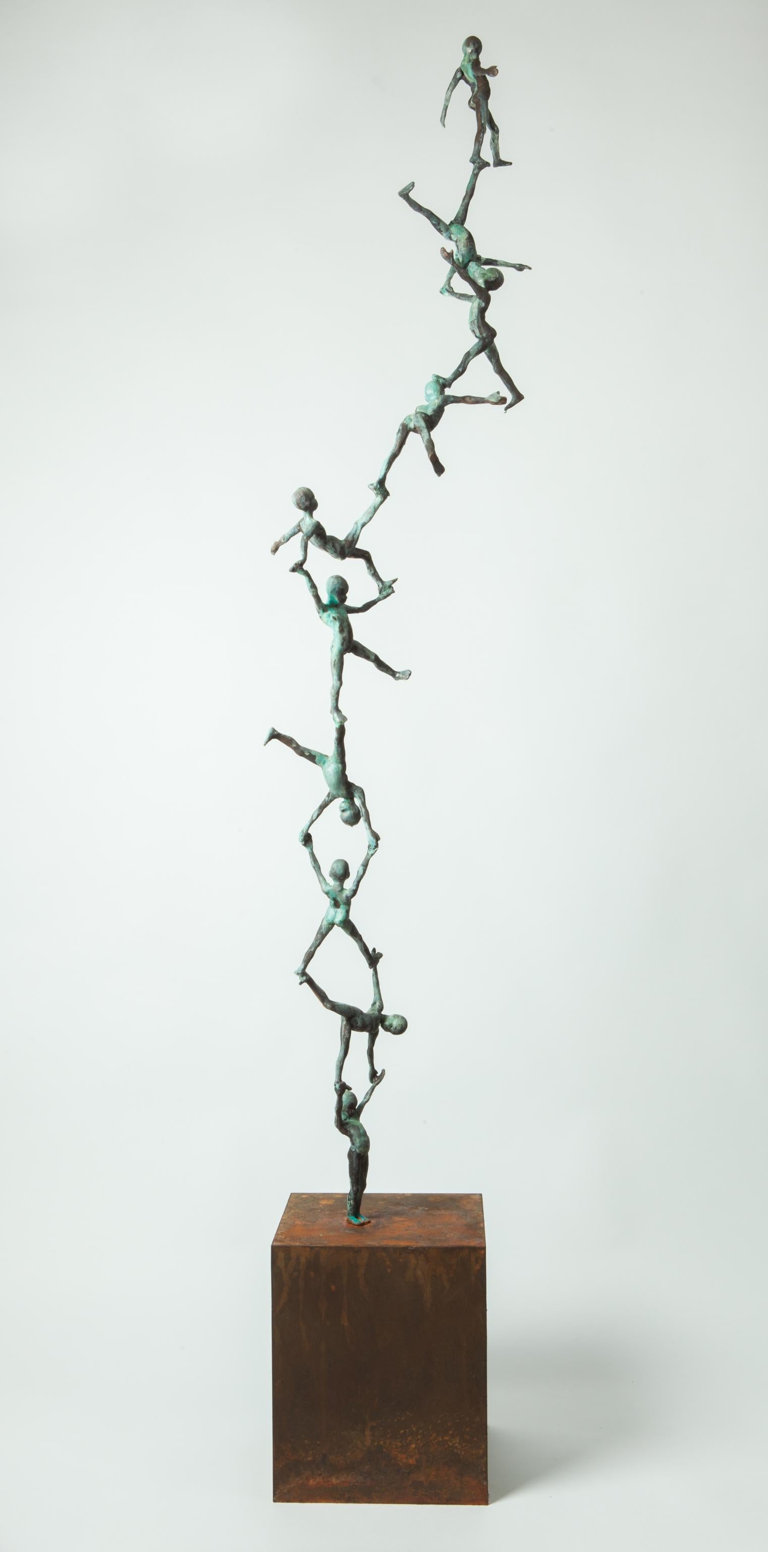Double Columna - Bronze Sculpture with Stacked Child Acrobats, Green Patina - Gold Abstract Sculpture by Jesus Curia Perez
