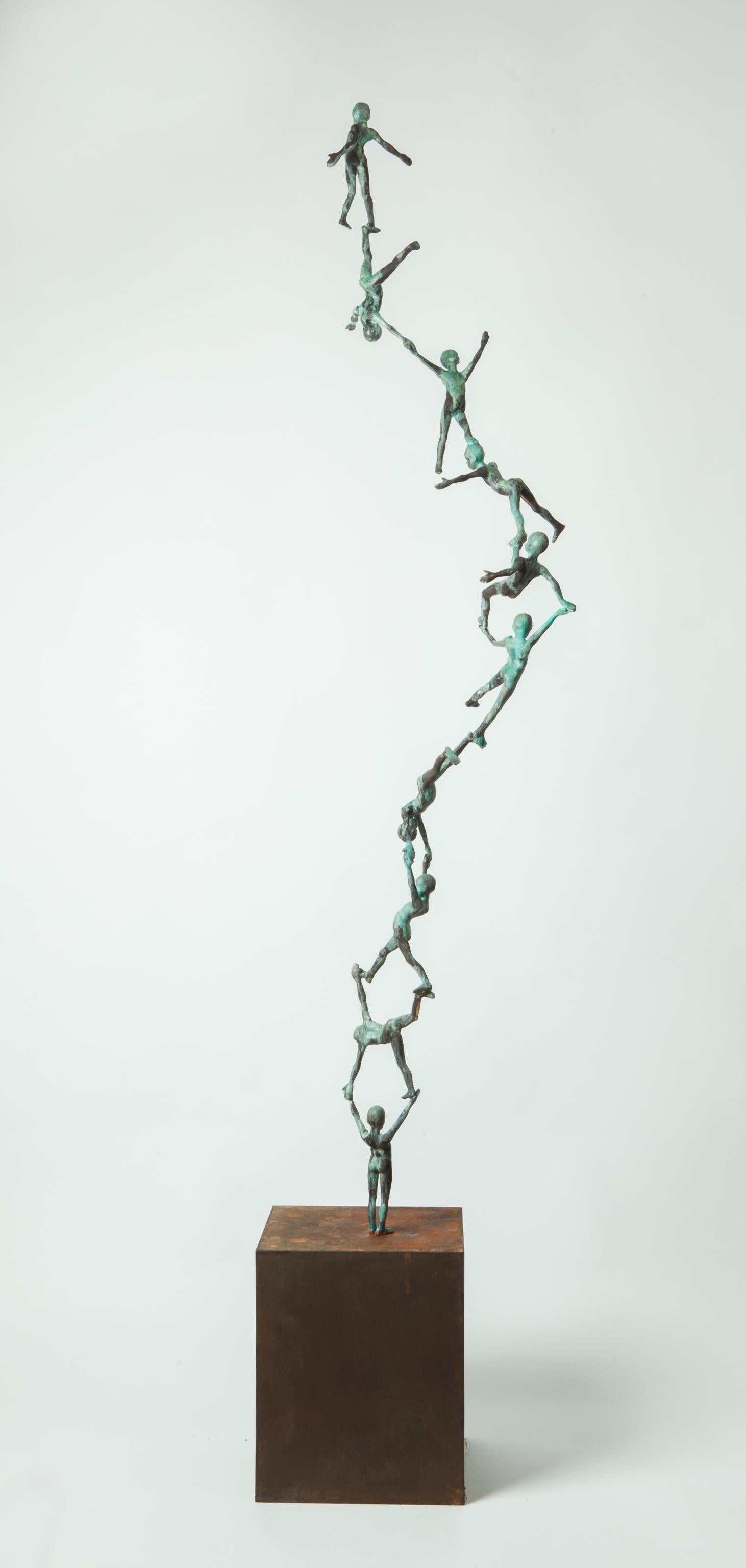 Le sculture di Jesús Curiá suscitano qualcosa di più di un piacere puramente estetico. Possiamo analizzare il suo lavoro razionalmente e sottolineare la qualità delle sue texture e delle sue patine, la rotondità delle sue forme, l'audace