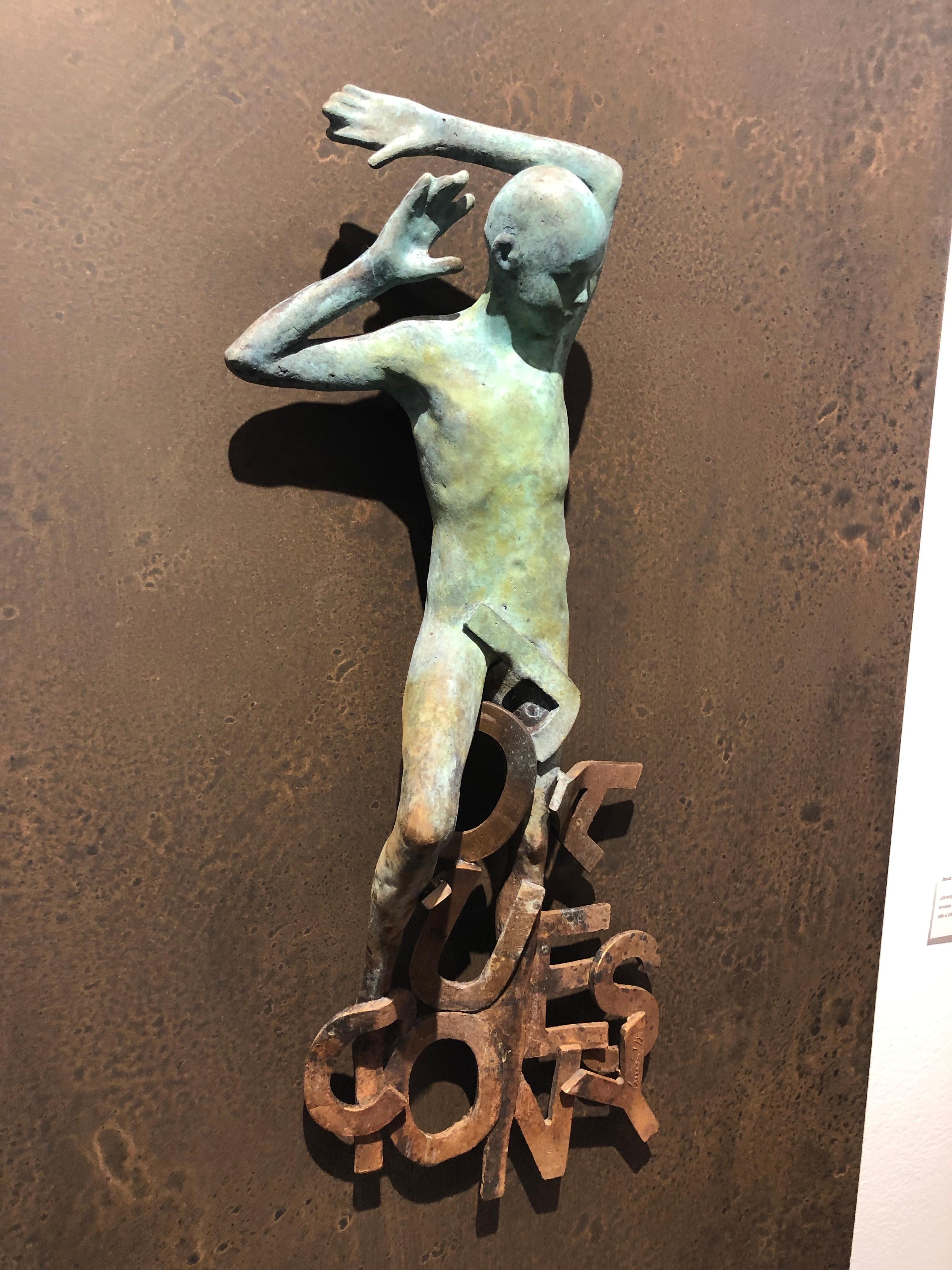 Jesús Curiá's sculptures arouse something more than purely aesthetic pleasure. We can analyze his work rationally and emphasize the quality of its textures and its patinas, the roundness of its shapes, the bold combination of materials, the play on