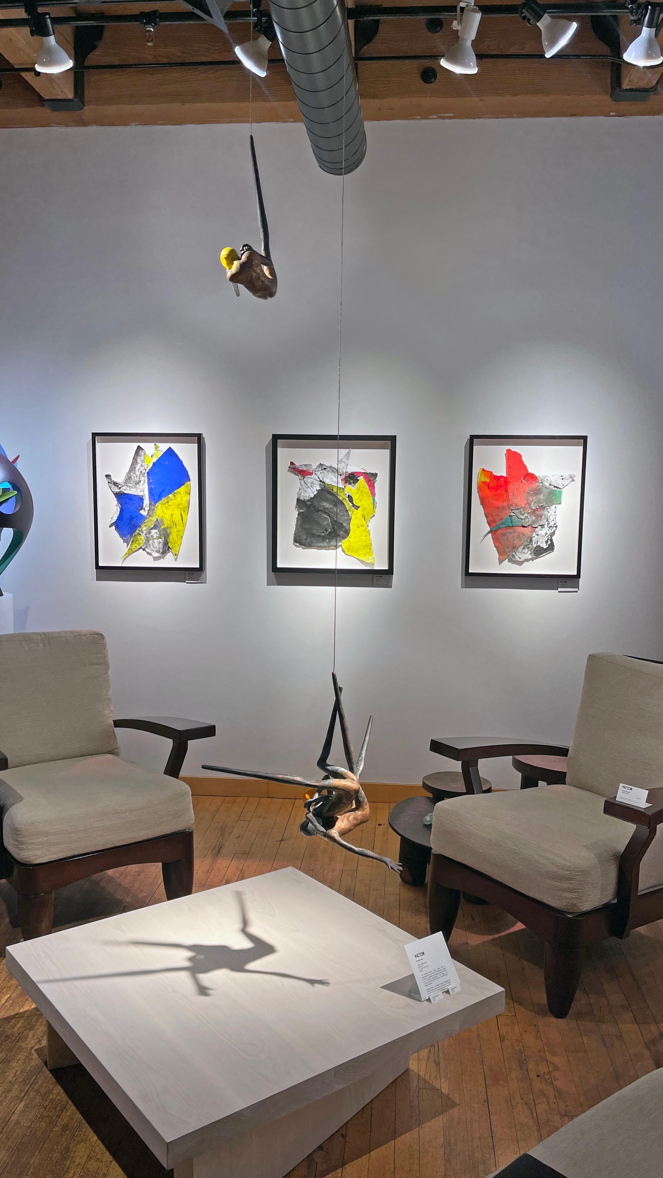 Sospese in aria, queste figure fluttuano e danzano, i loro corpi si intrecciano in un abbraccio per tutto il tempo. Questa scultura dinamica e innovativa sfida la nostra percezione dello spazio e cattura l'immaginazione. Questa scultura pende dal