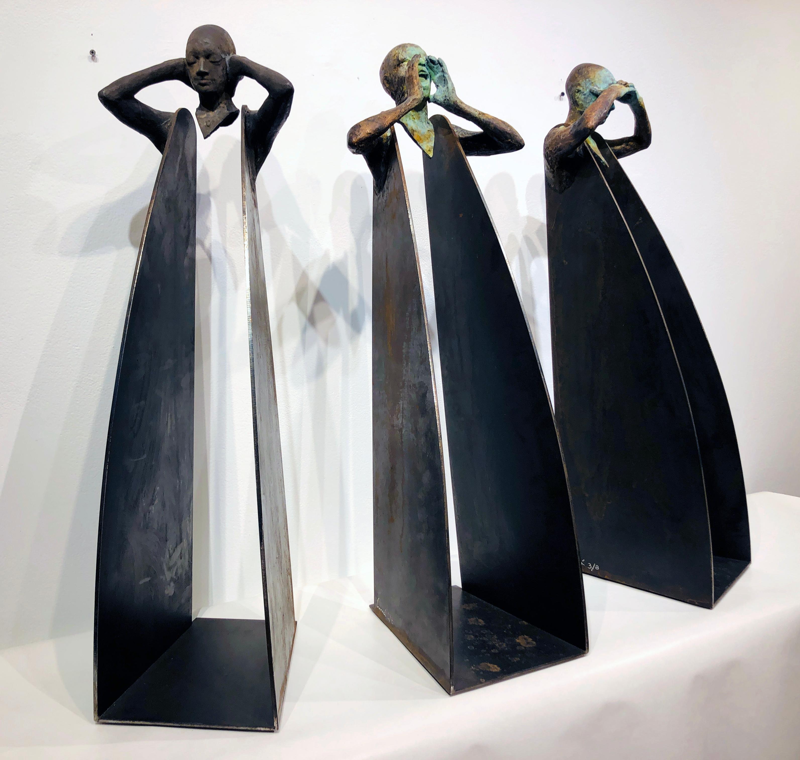 Horizonte Grito Sordo - Drei figurale zeitgenössische Bronze- und Stahlskulpturen  (Gold), Abstract Sculpture, von Jesus Curia Perez
