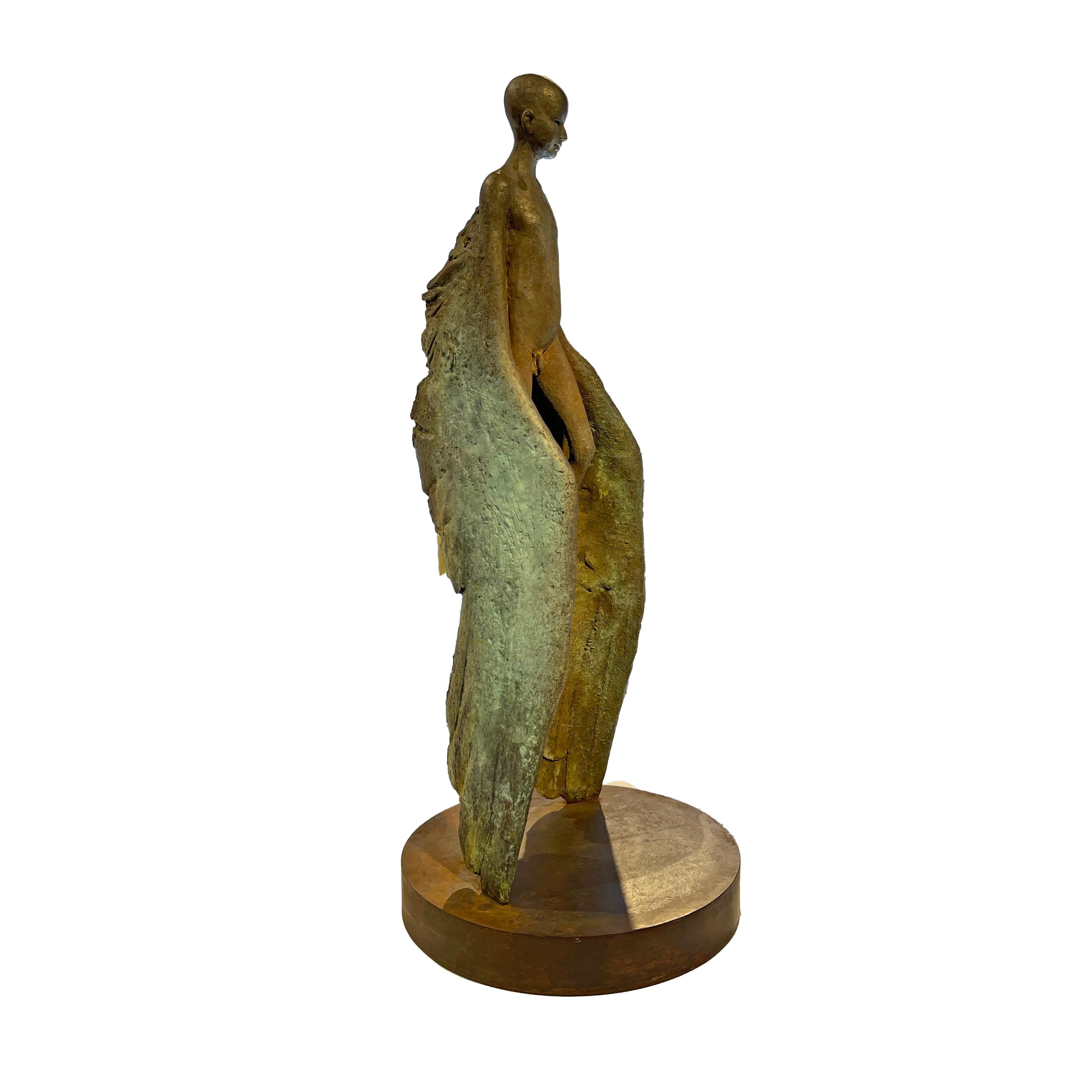 Ícaro III - Figura de bronce del mítico Ícaro de pie sobre alas, pátina verde - Sculpture de Jesus Curia Perez