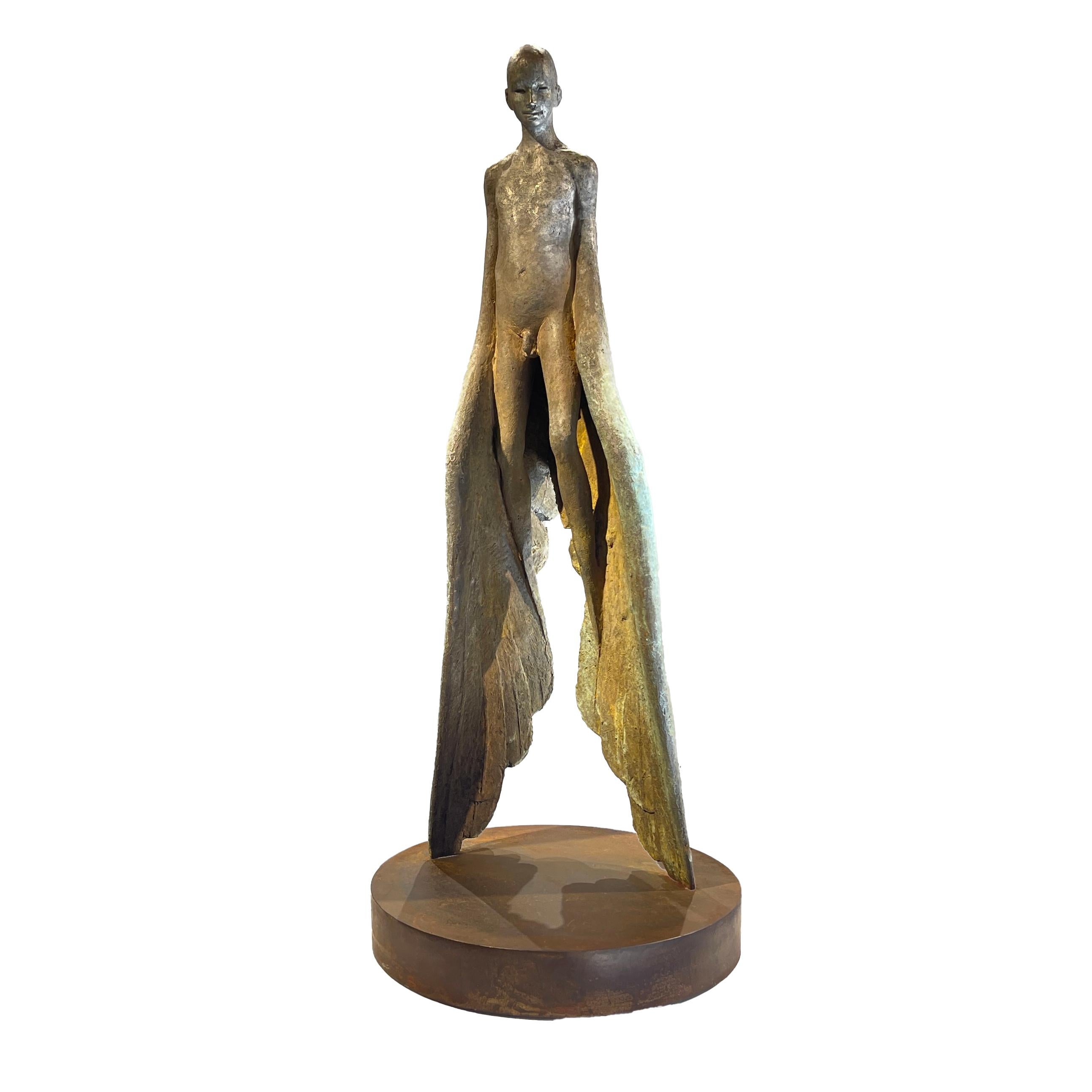 Ícaro III - Figura de bronce del mítico Ícaro de pie sobre alas, pátina verde - Sculpture Contemporáneo de Jesus Curia Perez