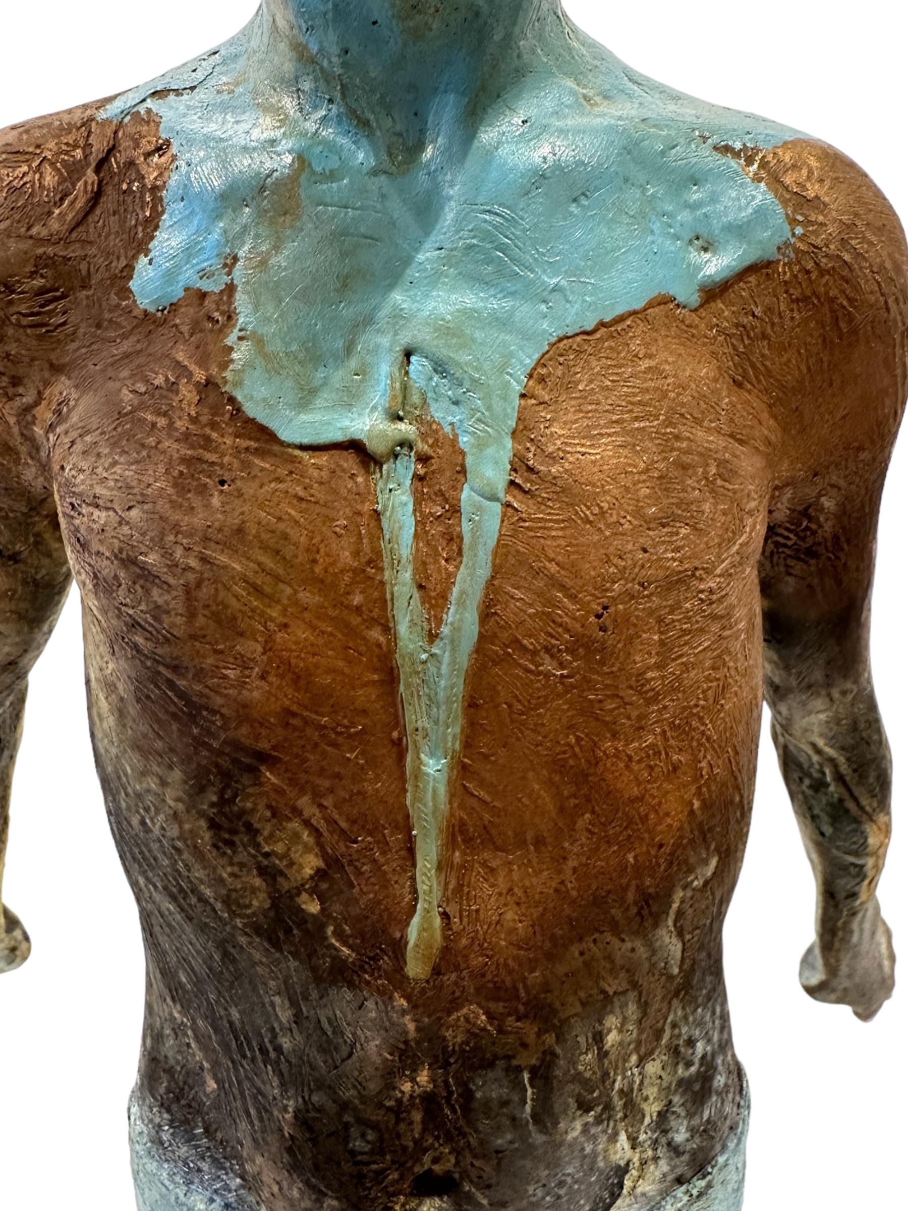 Influenza - Figura di bronzo a petto nudo che indossa jeans, patina di Verdigris 5