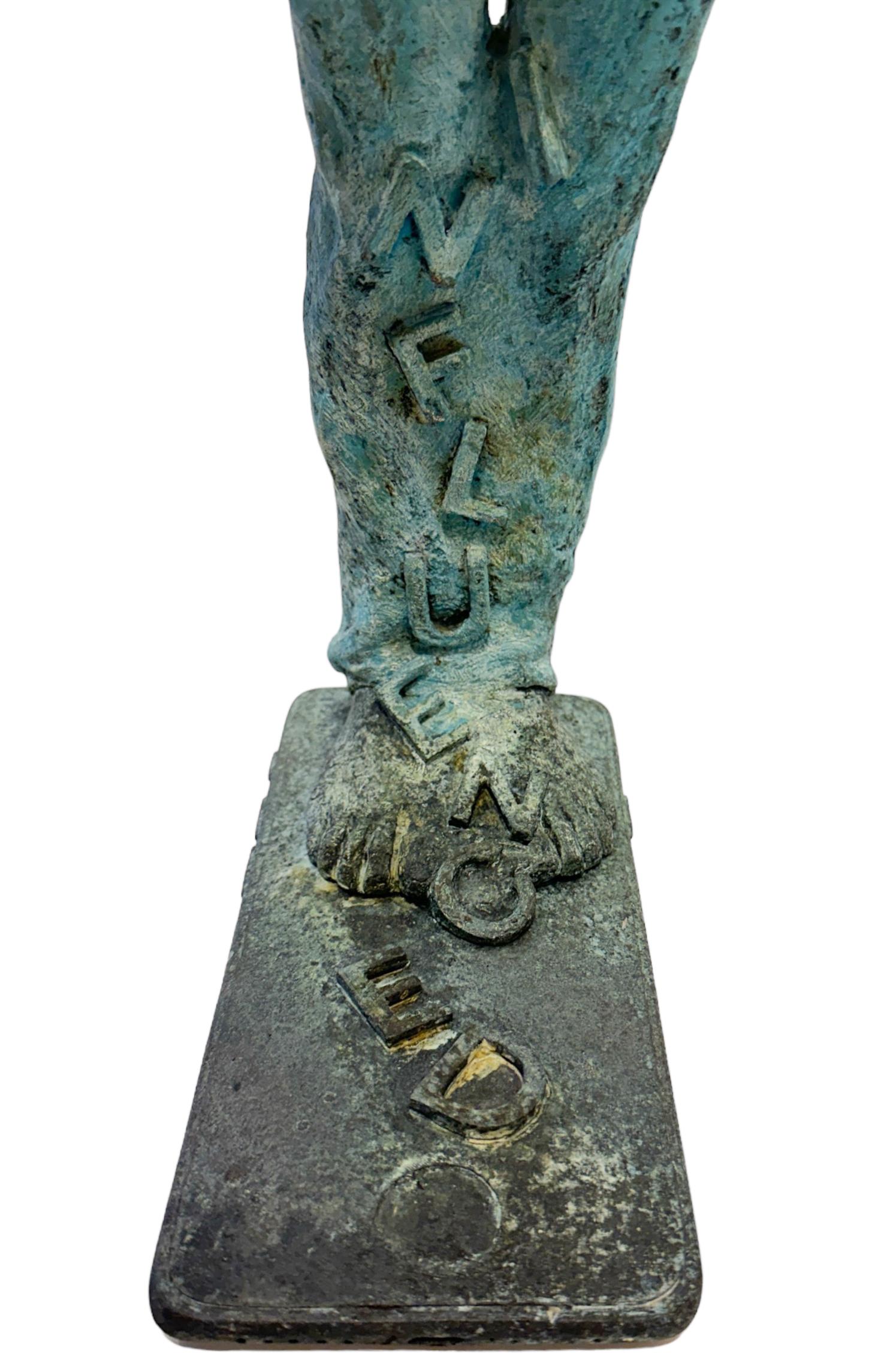 Influenza - Figura di bronzo a petto nudo che indossa jeans, patina di Verdigris 8