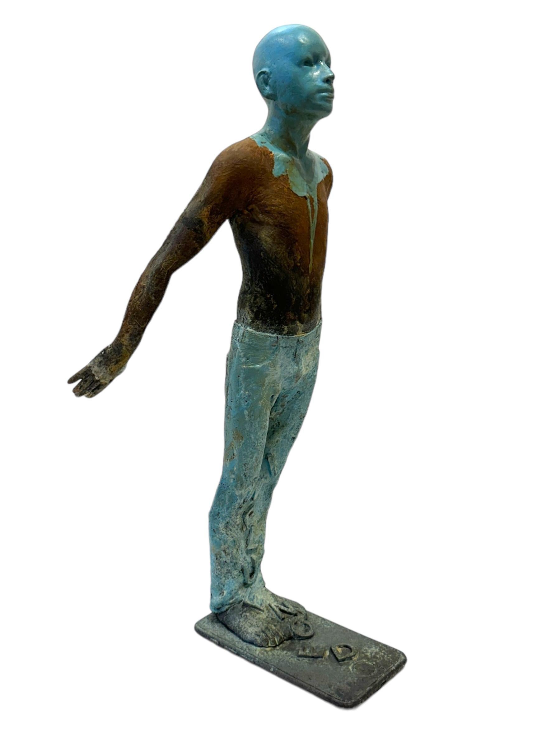 Influenza - Figura di bronzo a petto nudo che indossa jeans, patina di Verdigris - Sculpture di Jesus Curia Perez