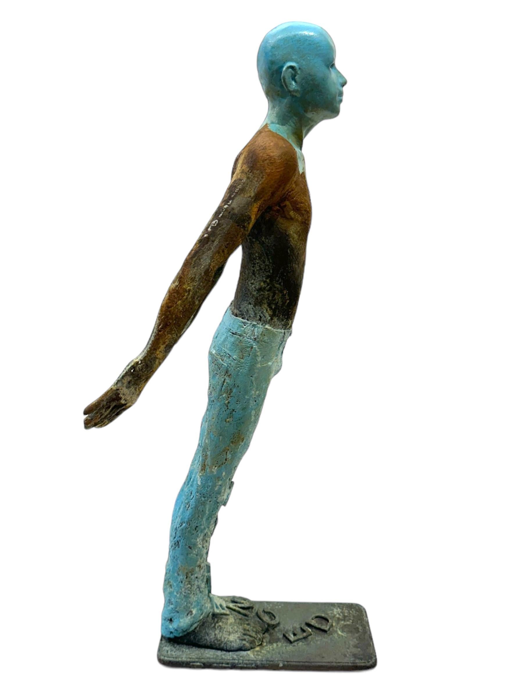 Influenza - Figura di bronzo a petto nudo che indossa jeans, patina di Verdigris - Sculpture Contemporaneo di Jesus Curia Perez