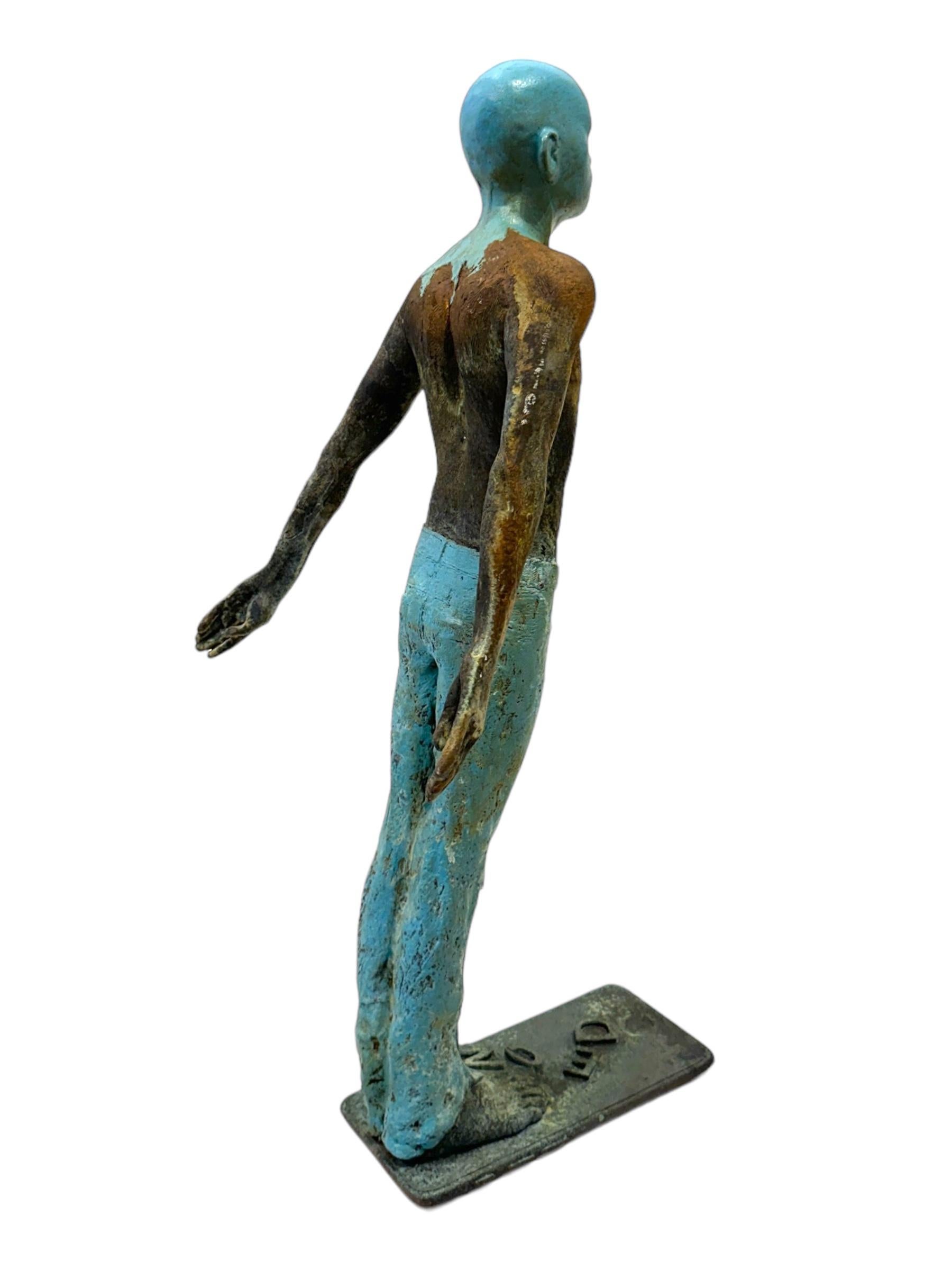 Influenza - Figura di bronzo a petto nudo che indossa jeans, patina di Verdigris - Figurative Sculpture Oro di Jesus Curia Perez