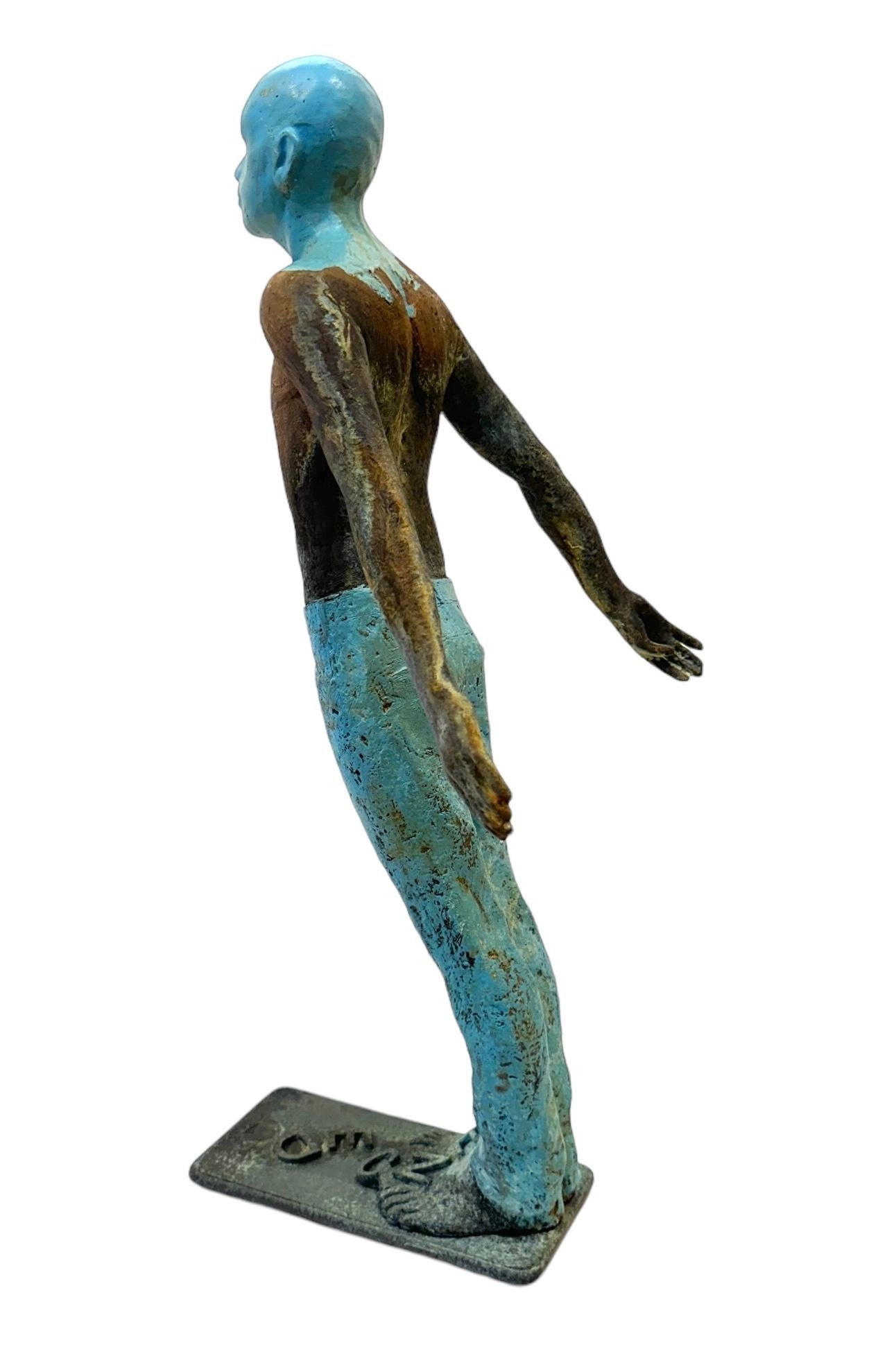 Influenza - Figura di bronzo a petto nudo che indossa jeans, patina di Verdigris 1