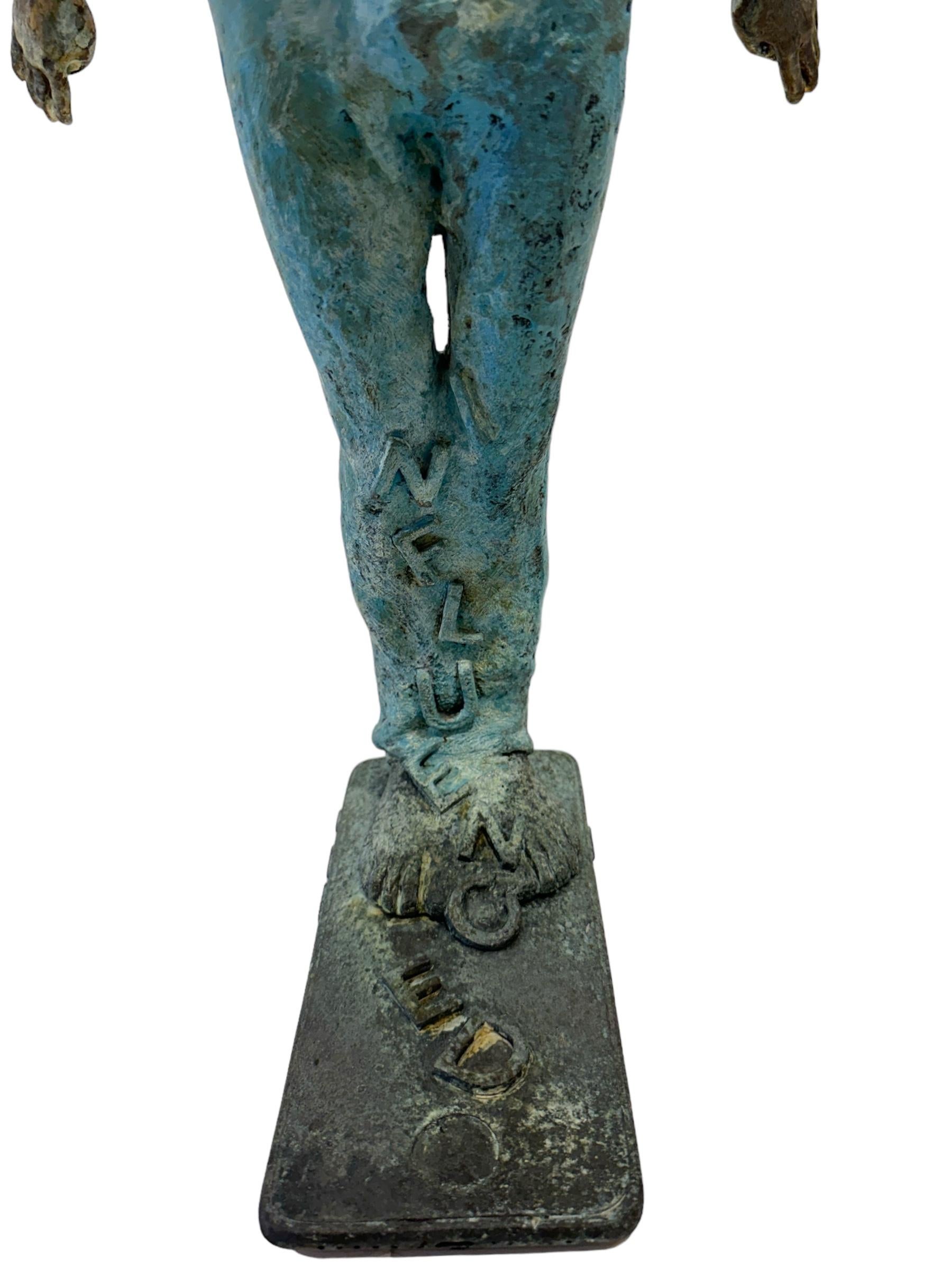 Influenza - Figura di bronzo a petto nudo che indossa jeans, patina di Verdigris 3