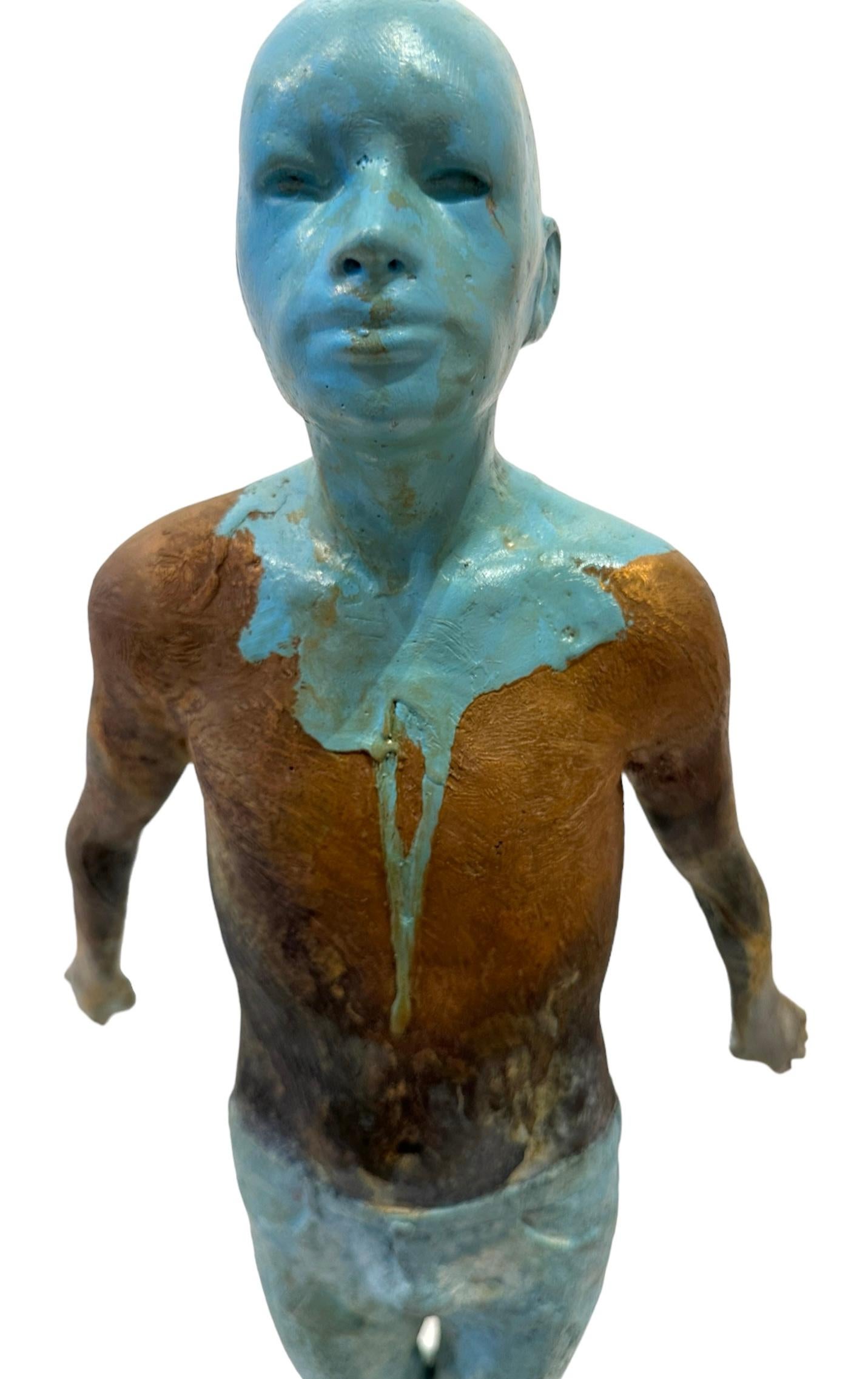 Influenza - Figura di bronzo a petto nudo che indossa jeans, patina di Verdigris 4