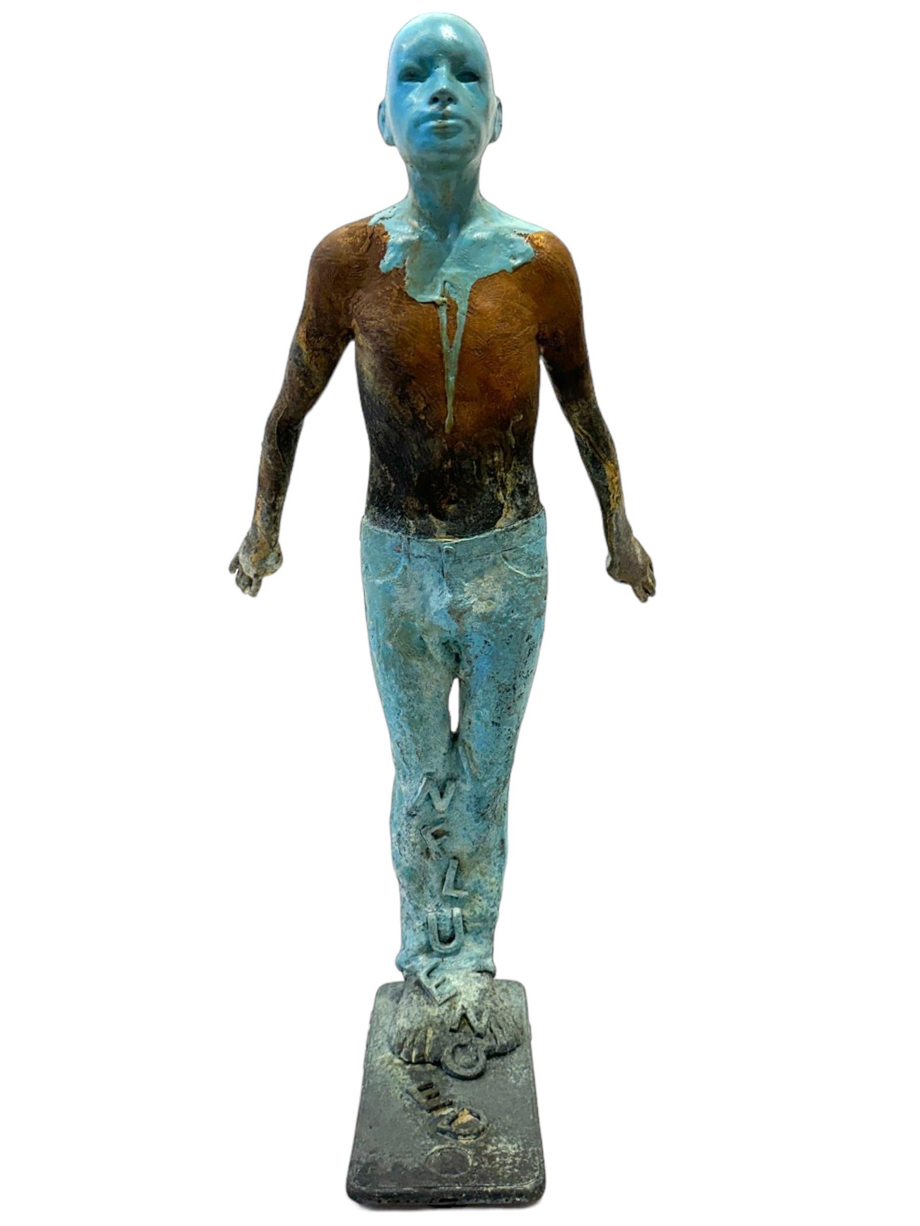 Figurative Sculpture di Jesus Curia Perez - Influenza - Figura di bronzo a petto nudo che indossa jeans, patina di Verdigris