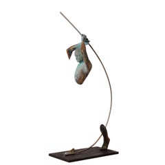 Kendo I – Bronzefigur, Hängefigur aus einer Edelstahlschleife