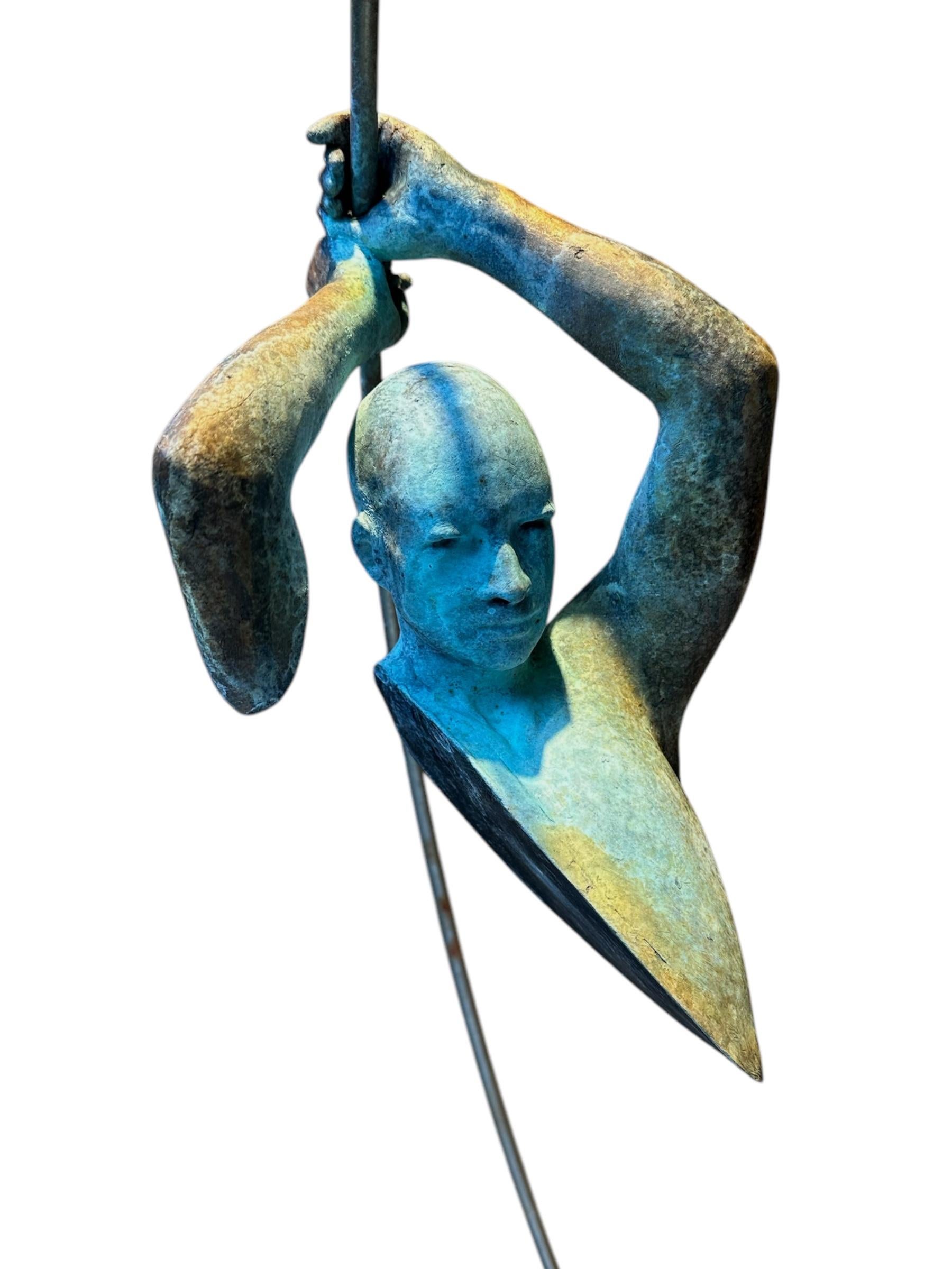 Kendo I - Figura in bronzo sospesa da un arco in acciaio inossidabile - Sculpture Contemporaneo di Jesus Curia Perez
