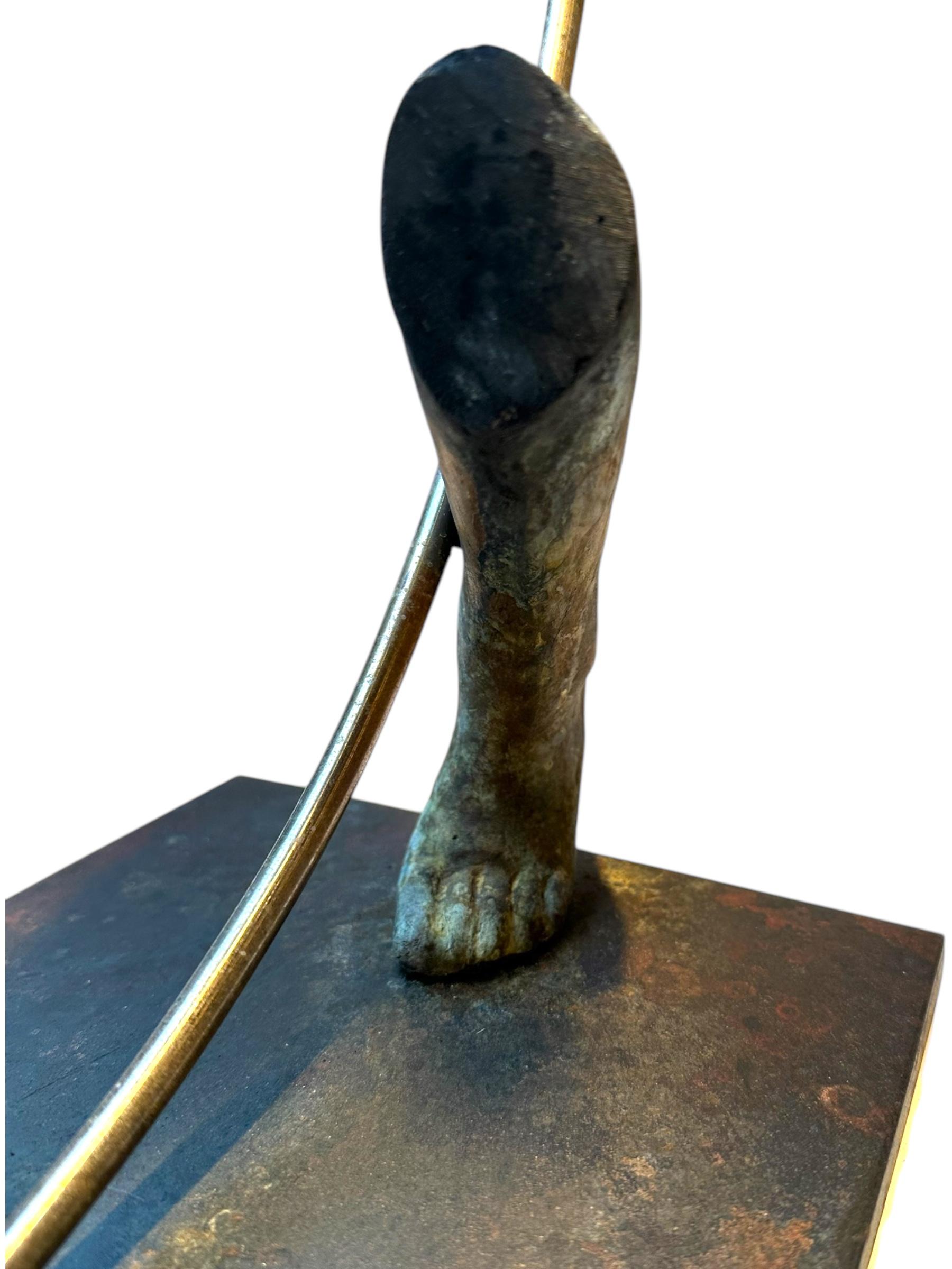 Kendo I - Figura in bronzo sospesa da un arco in acciaio inossidabile - Nude Sculpture Oro di Jesus Curia Perez