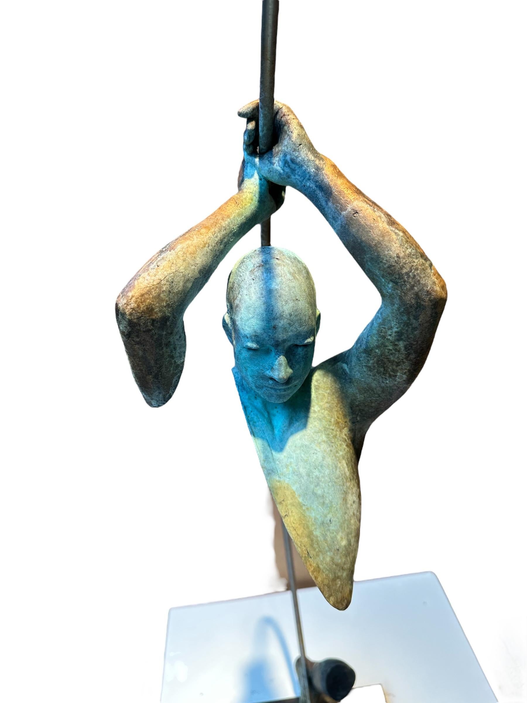 Kendo I - Figura in bronzo sospesa da un arco in acciaio inossidabile in vendita 1