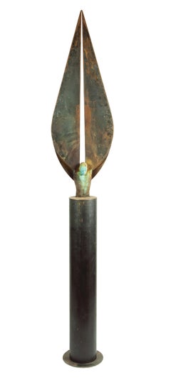 Milenium I – Skulptur aus Bronze und Stahl, große vertikale Figur mit Flügeln