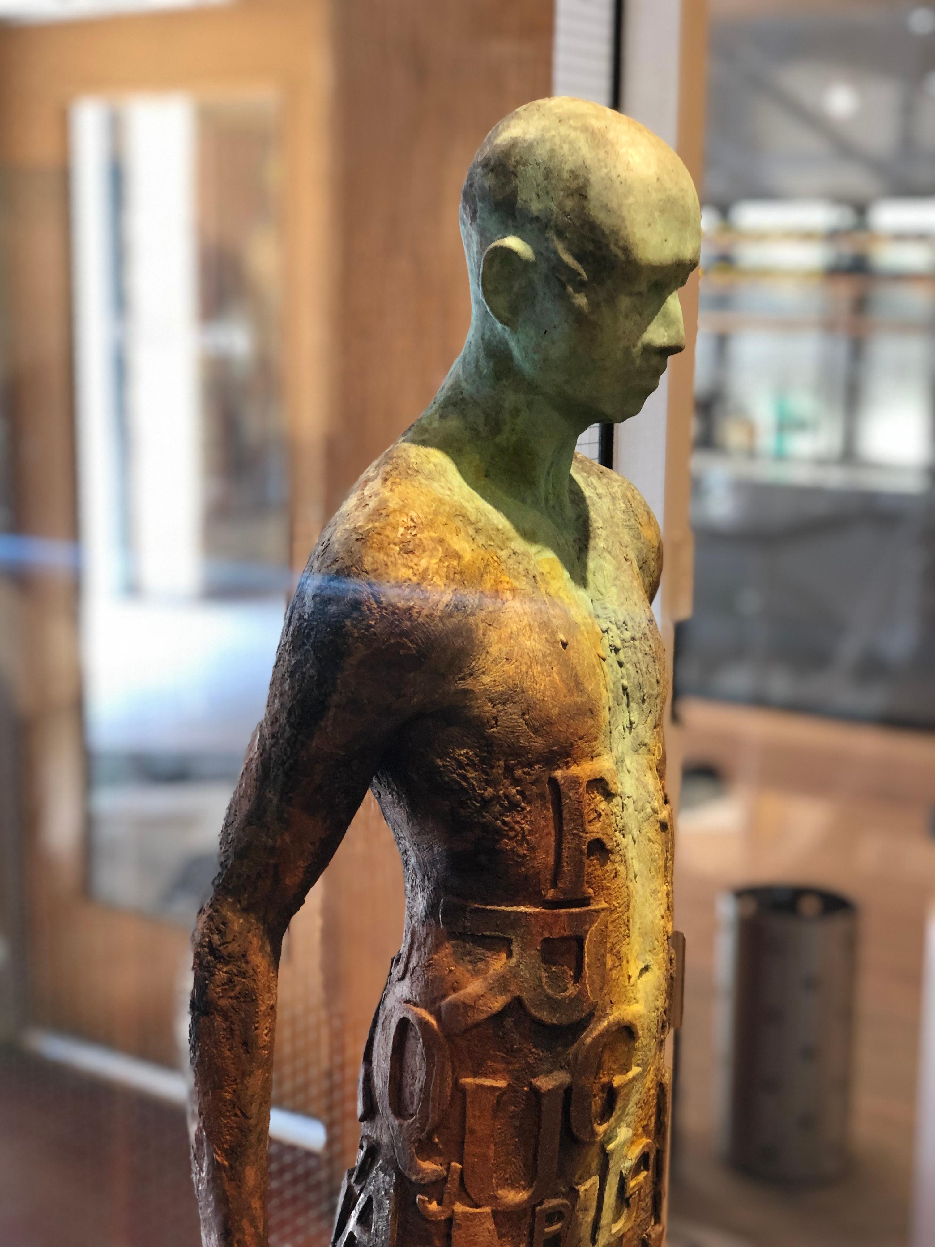 Nuntius – Skulptur aus Bronze und Stahl mit Figur und durchsichtigem „Wörter“-Garment 6