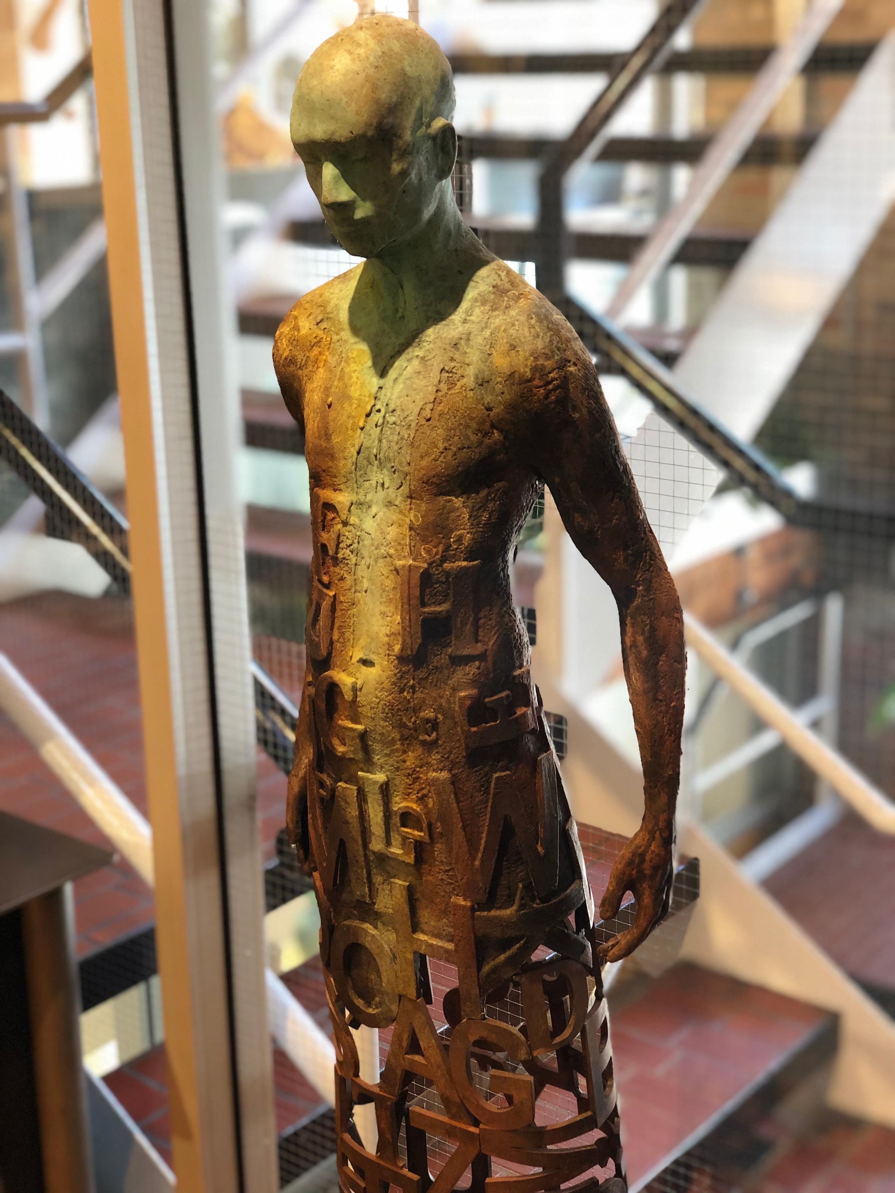 Nuntius – Skulptur aus Bronze und Stahl mit Figur und durchsichtigem „Wörter“-Garment 8