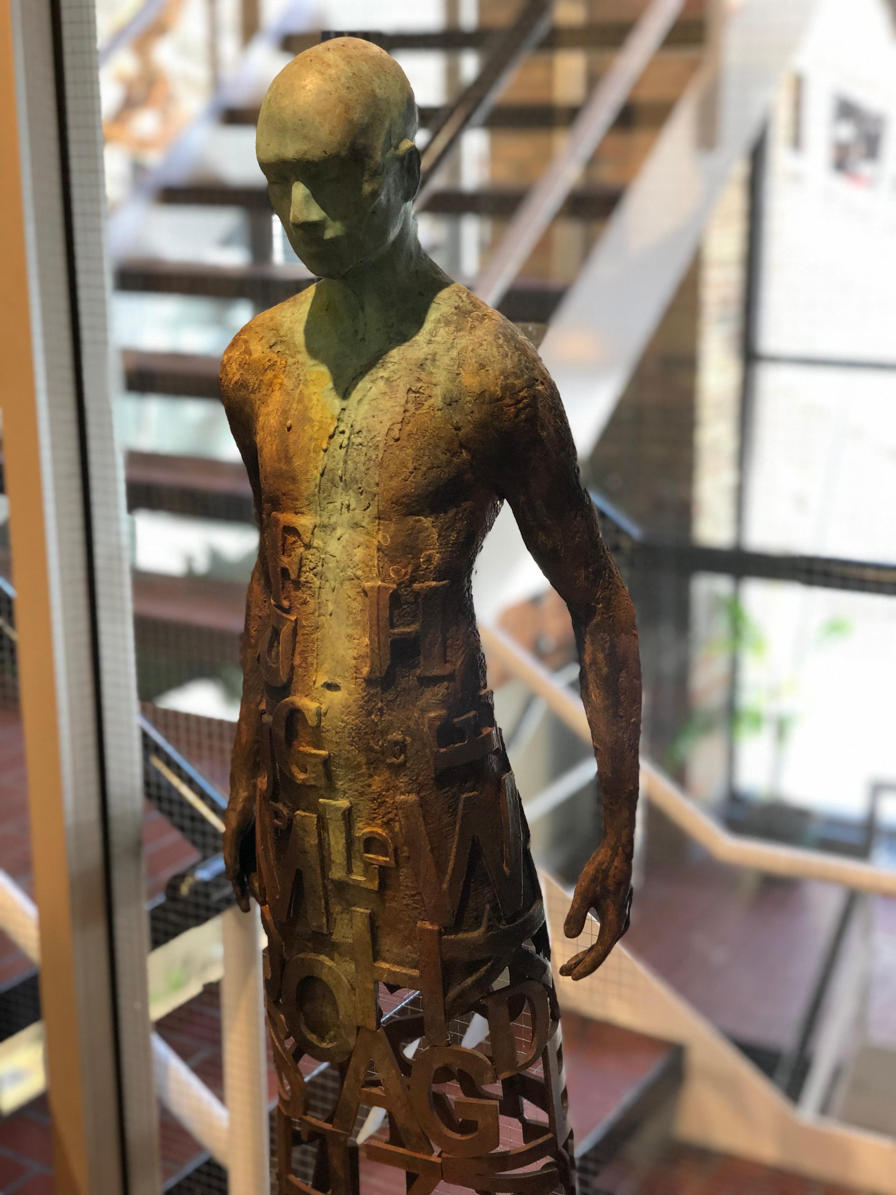 Nuntius – Skulptur aus Bronze und Stahl mit Figur und durchsichtigem „Wörter“-Garment 10