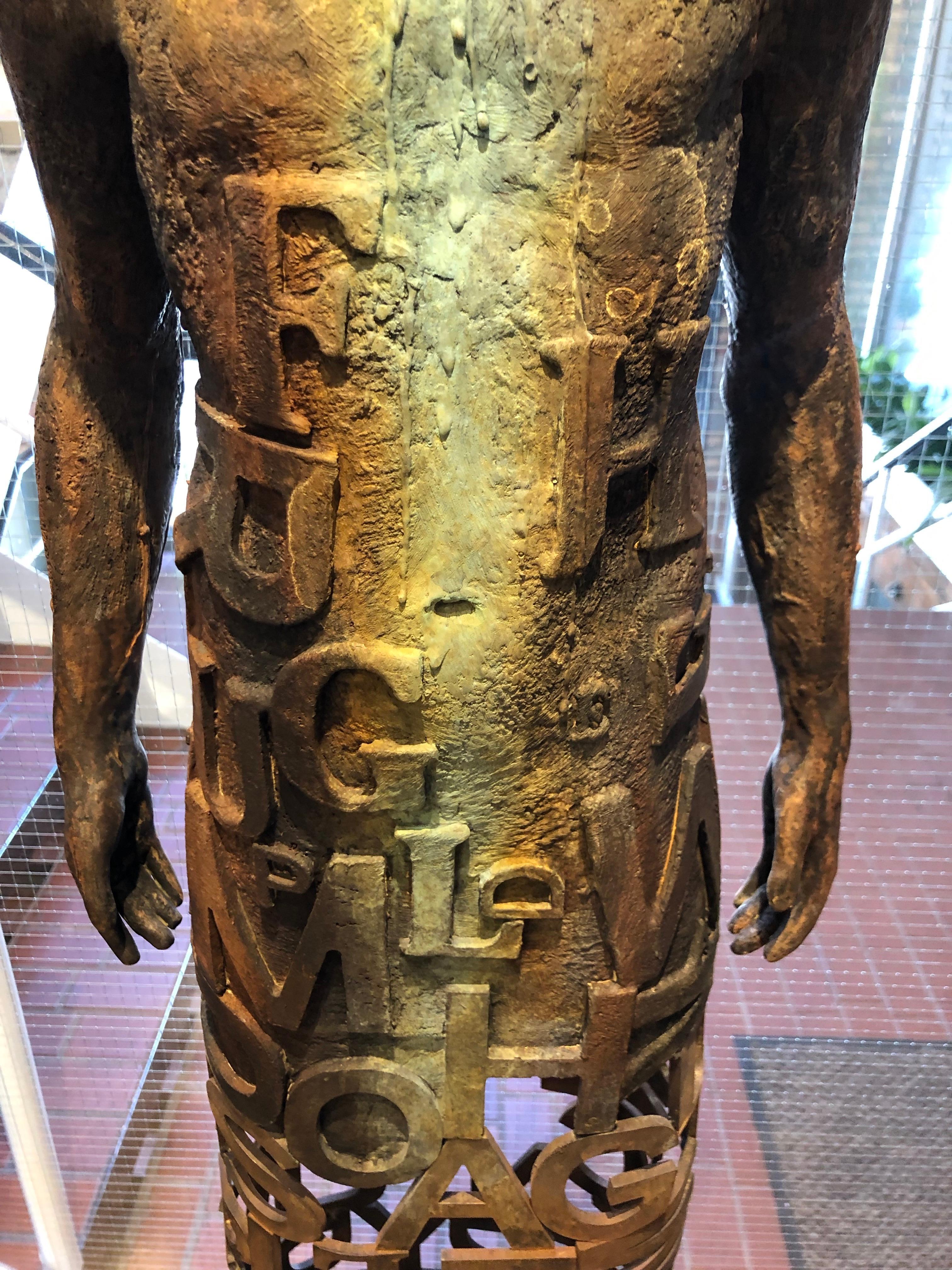 Nuntius – Skulptur aus Bronze und Stahl mit Figur und durchsichtigem „Wörter“-Garment 11