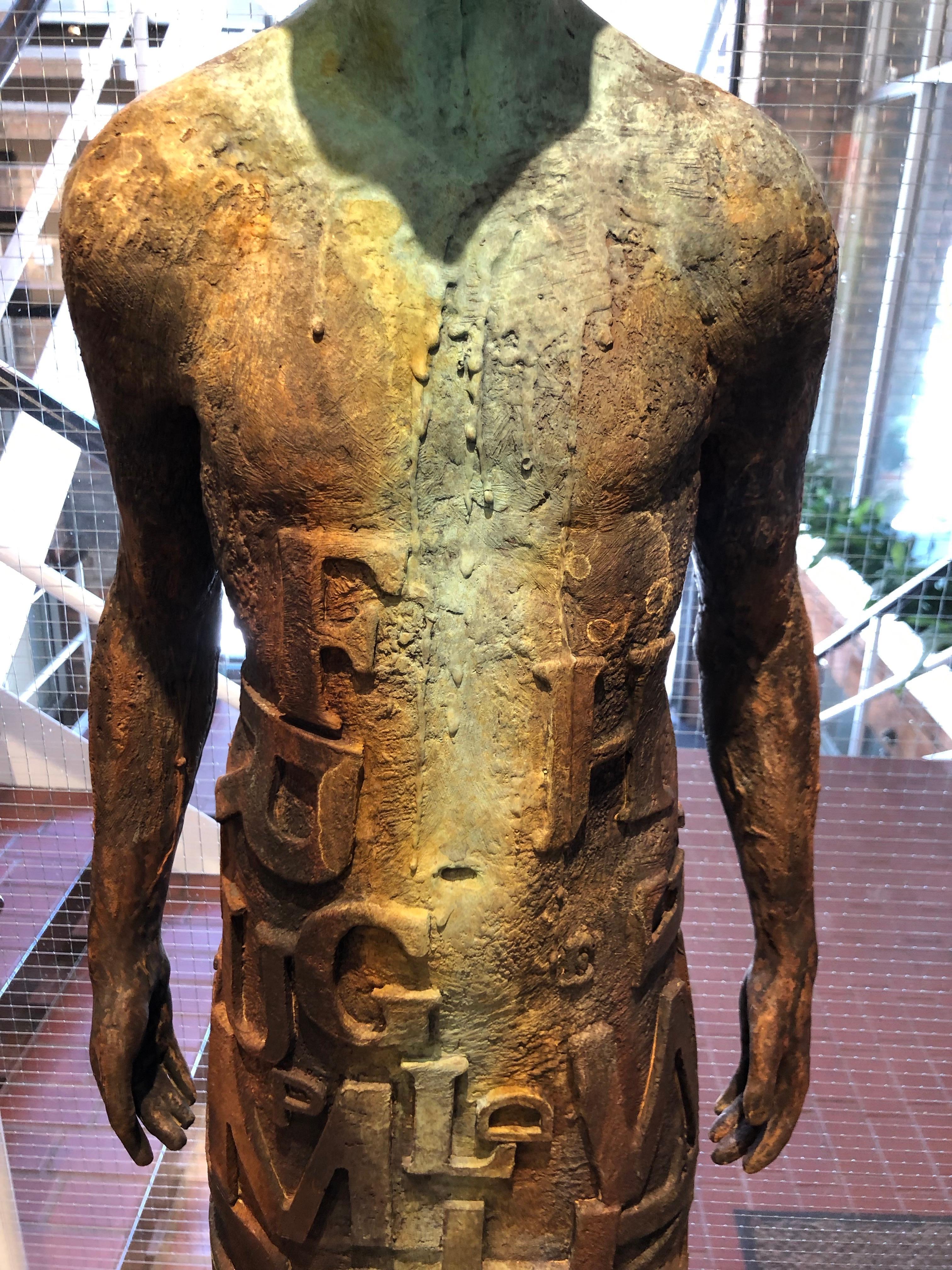 Nuntius – Skulptur aus Bronze und Stahl mit Figur und durchsichtigem „Wörter“-Garment 12