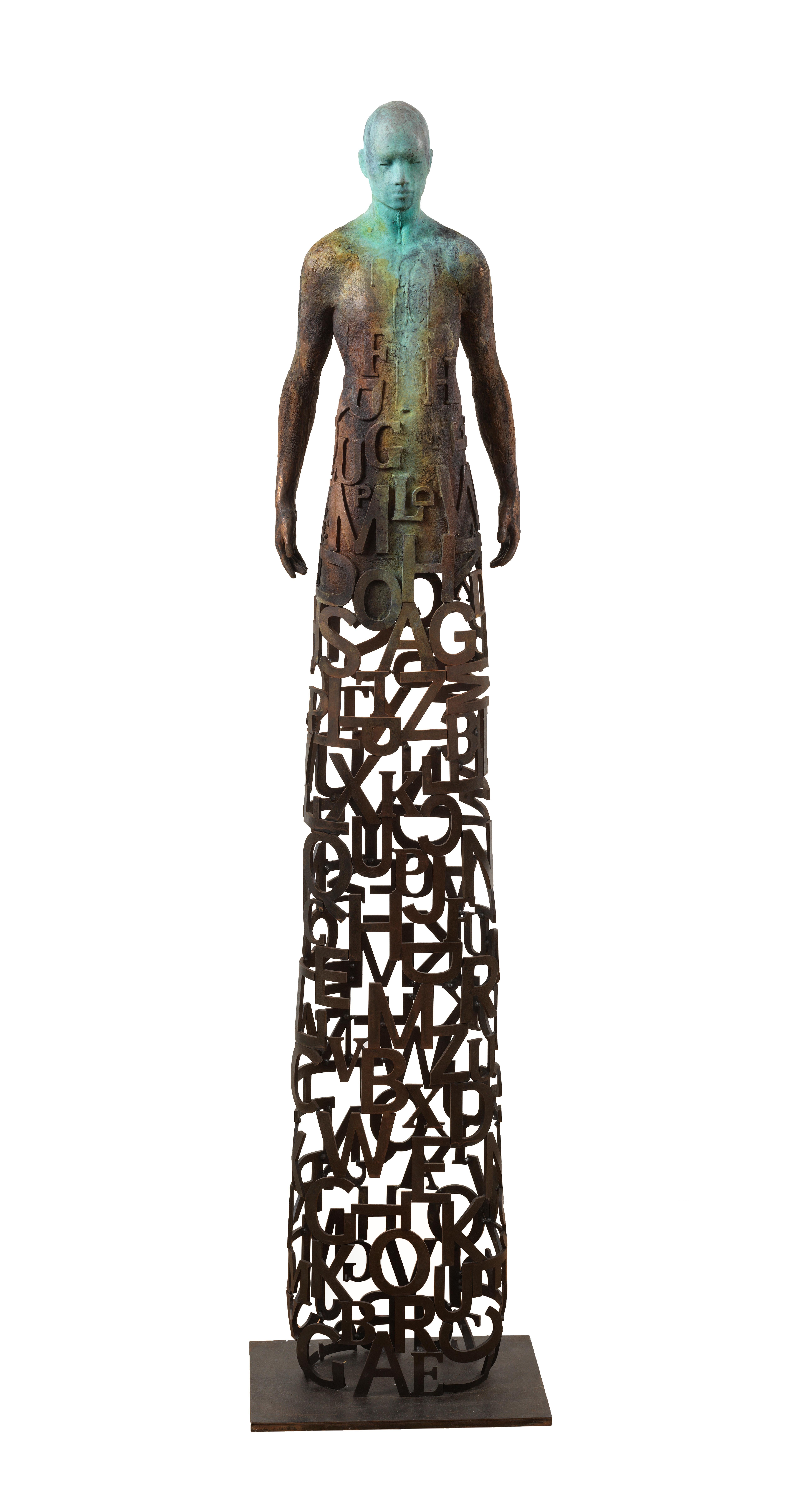Jesus Curia Perez Figurative Sculpture – Nuntius – Skulptur aus Bronze und Stahl mit Figur und durchsichtigem „Wörter“-Garment