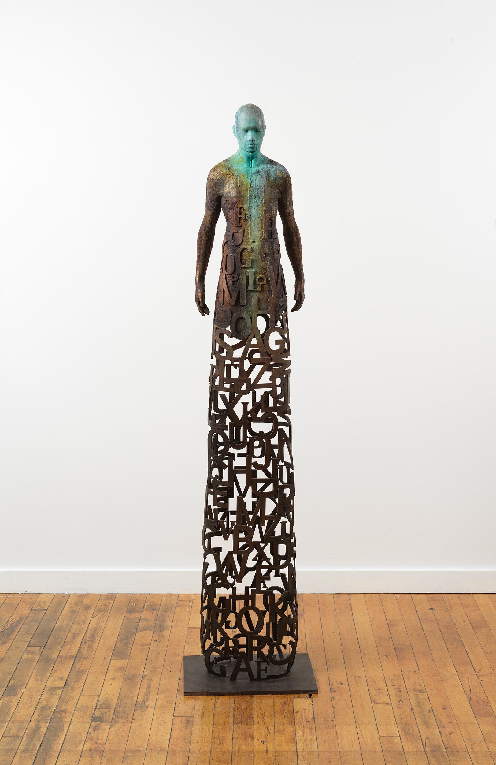 Nuntius – Skulptur aus Bronze und Stahl mit Figur und durchsichtigem „Wörter“-Garment – Sculpture von Jesus Curia Perez