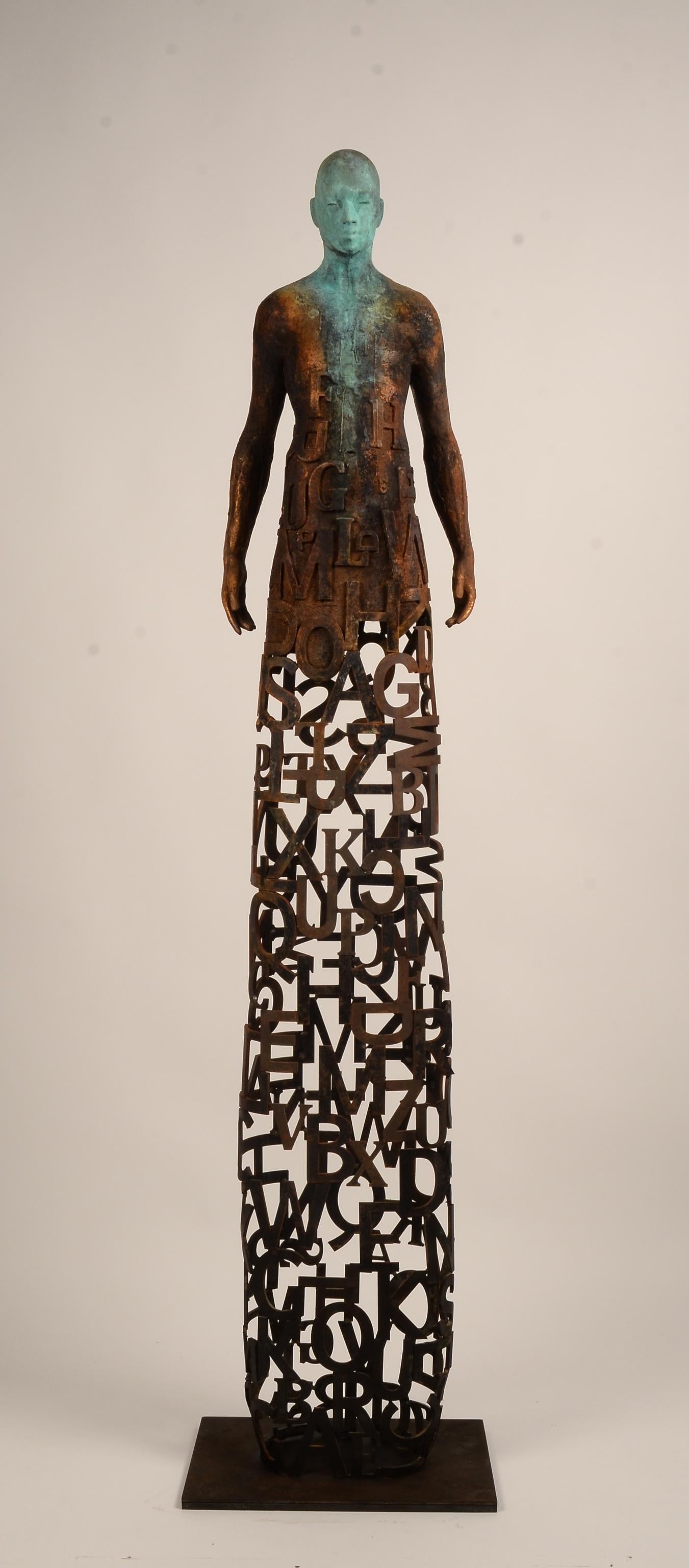 Nuntius – Skulptur aus Bronze und Stahl mit Figur und durchsichtigem „Wörter“-Garment (Zeitgenössisch), Sculpture, von Jesus Curia Perez