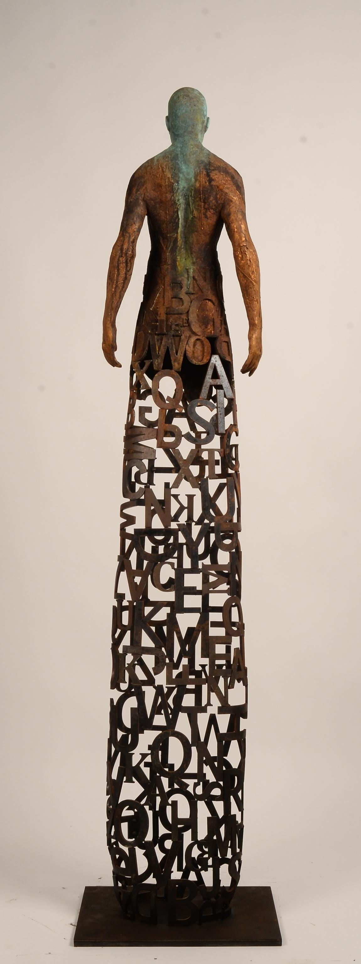 Nuntius – Skulptur aus Bronze und Stahl mit Figur und durchsichtigem „Wörter“-Garment (Gold), Figurative Sculpture, von Jesus Curia Perez