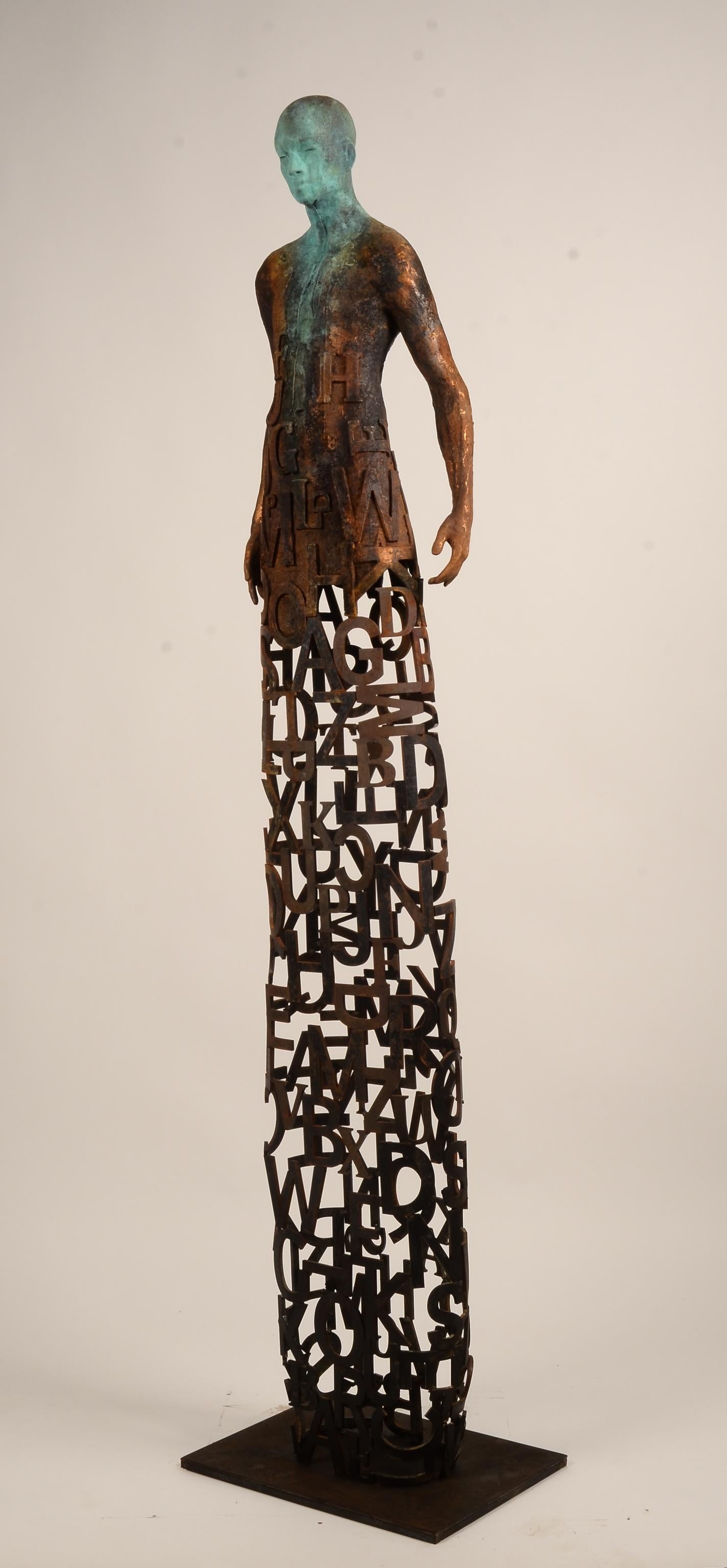 Jess Curis Skulpturen strahlen mehr als nur ein ästhetisches Vergnügen aus. Wir können sein Werk rational analysieren und die Qualität seiner Texturen und Patinierungen:: die Rundheit seiner Formen:: die kühne Materialkombination:: das Spiel mit dem