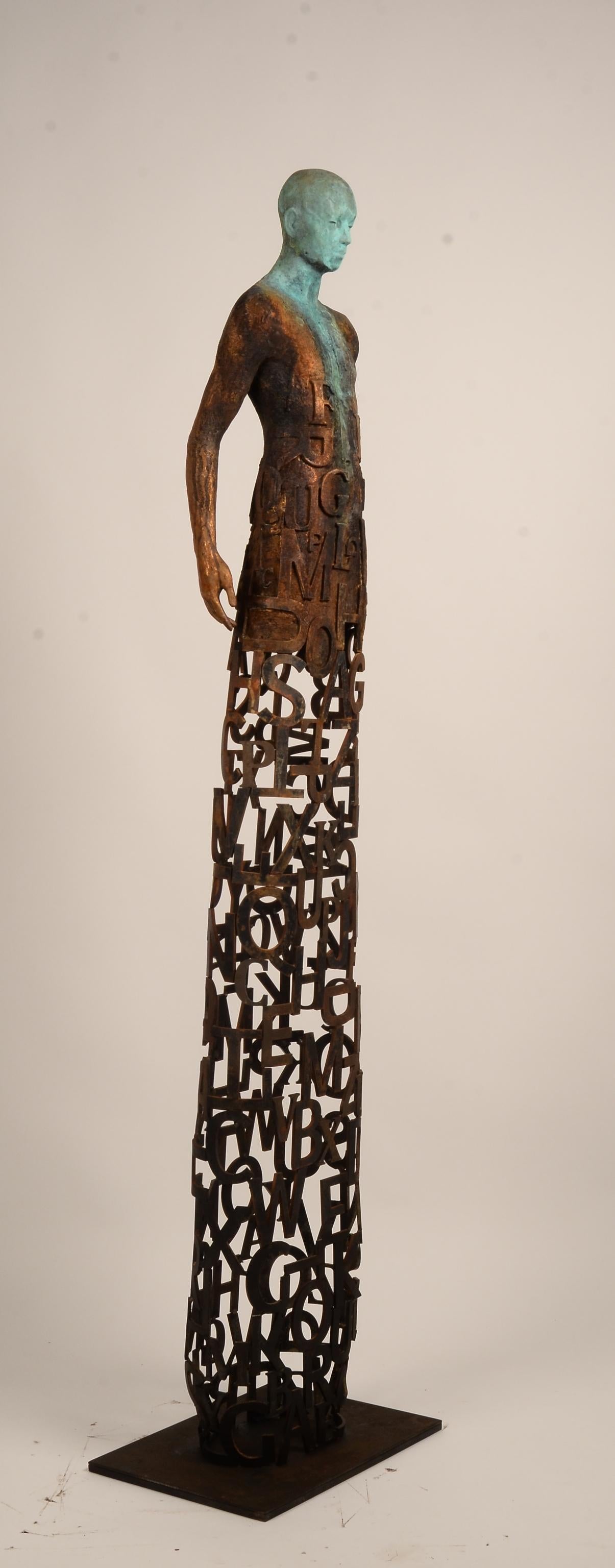 Nuntius – Skulptur aus Bronze und Stahl mit Figur und durchsichtigem „Wörter“-Garment 1