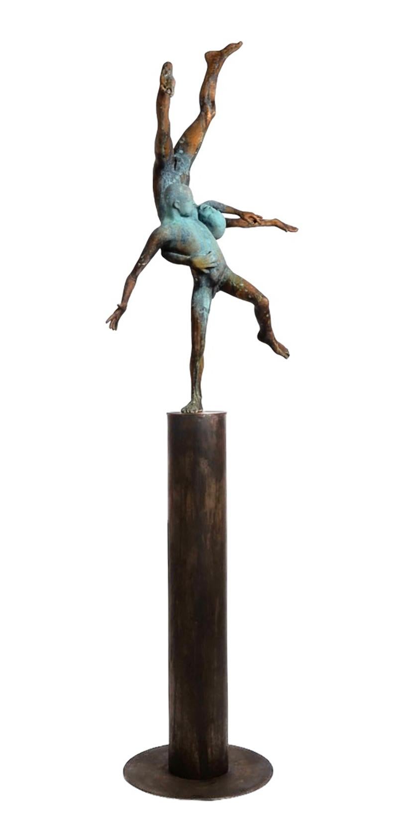 Pugnatum III- Figuras de bronce luchando entre sí, pátina verdigris, base de acero en venta 5