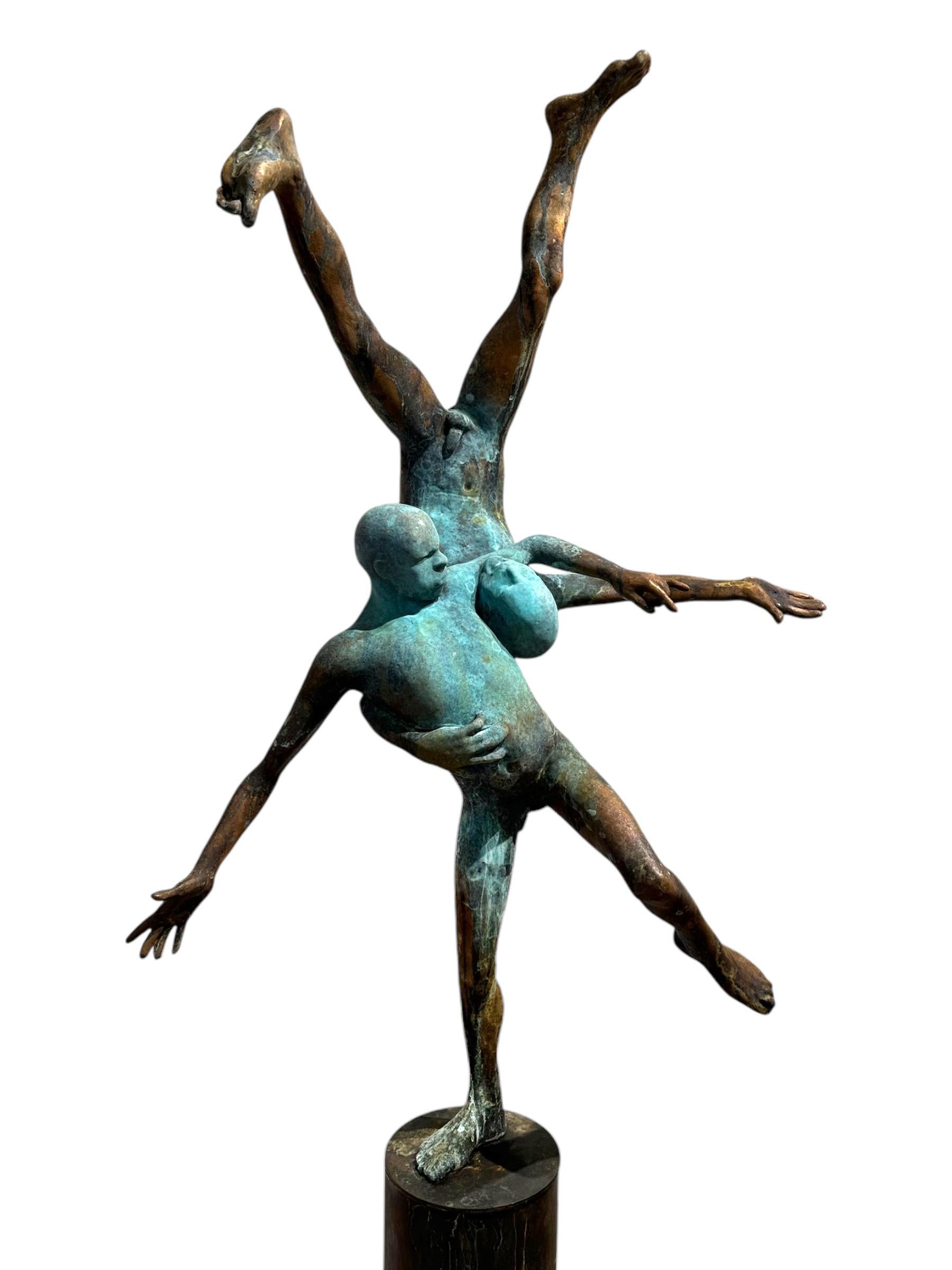 Pugnatum III- Figuras de bronce luchando entre sí, pátina verdigris, base de acero - Sculpture de Jesus Curia Perez