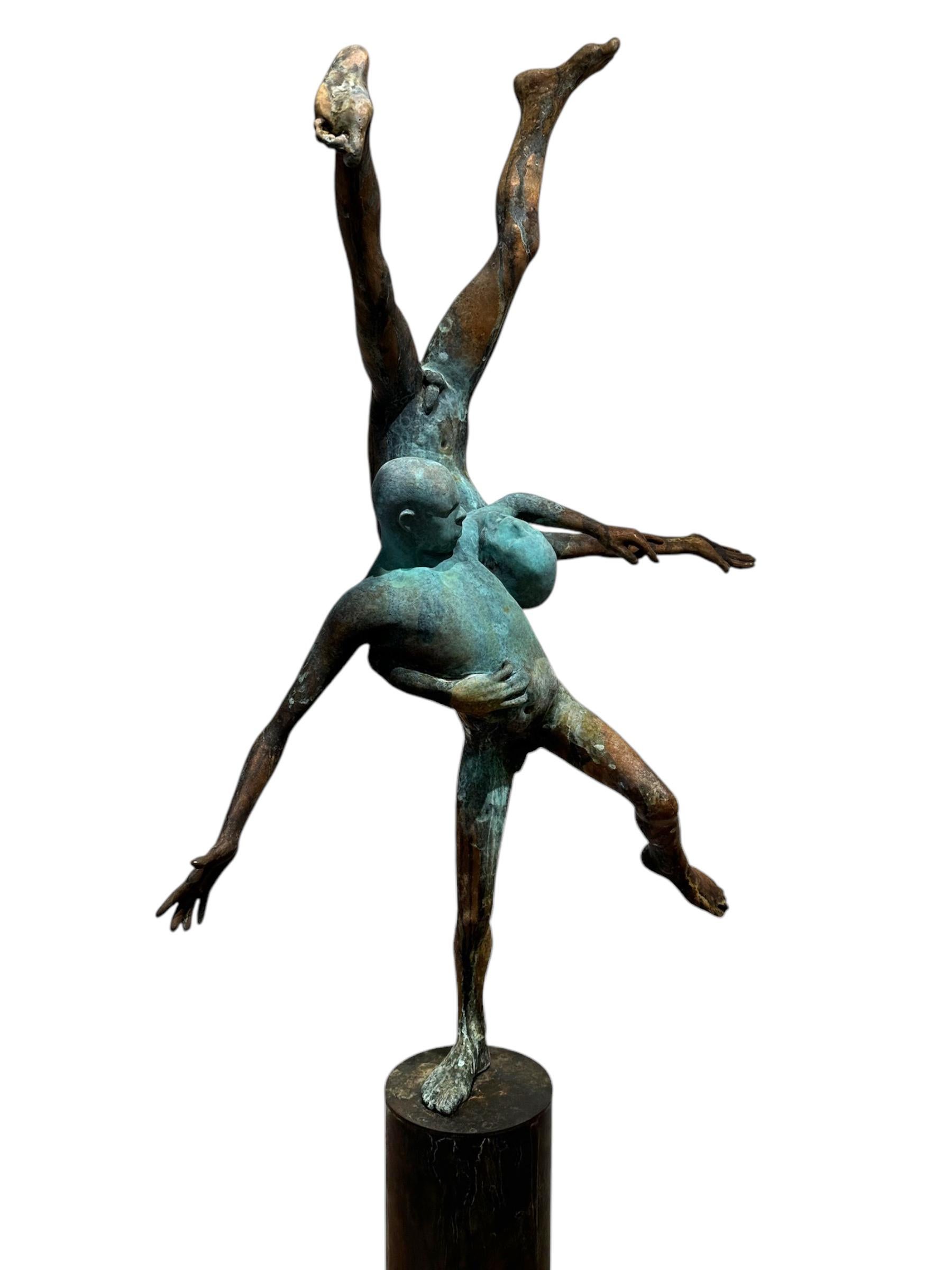 Pugnatum III- Figuras de bronce luchando entre sí, pátina verdigris, base de acero - Sculpture Contemporáneo de Jesus Curia Perez