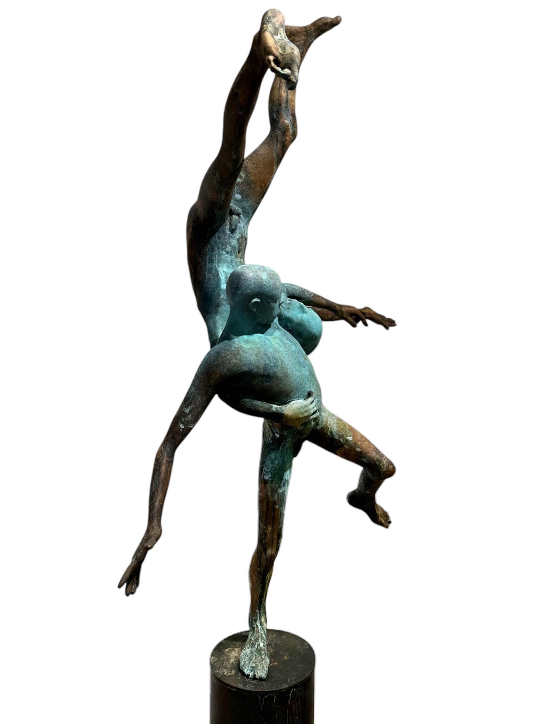 Pugnatum III- Figuras de bronce luchando entre sí, pátina verdigris, base de acero - Figurative Sculpture Oro de Jesus Curia Perez