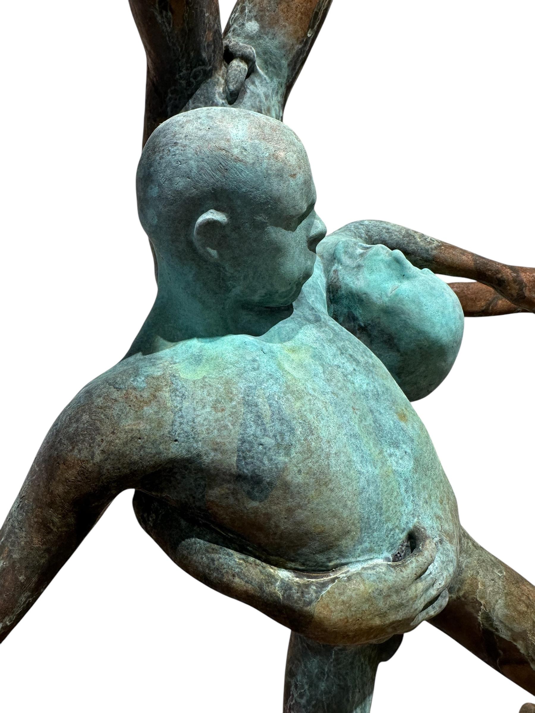 Pugnatum III- Figuras de bronce luchando entre sí, pátina verdigris, base de acero en venta 1